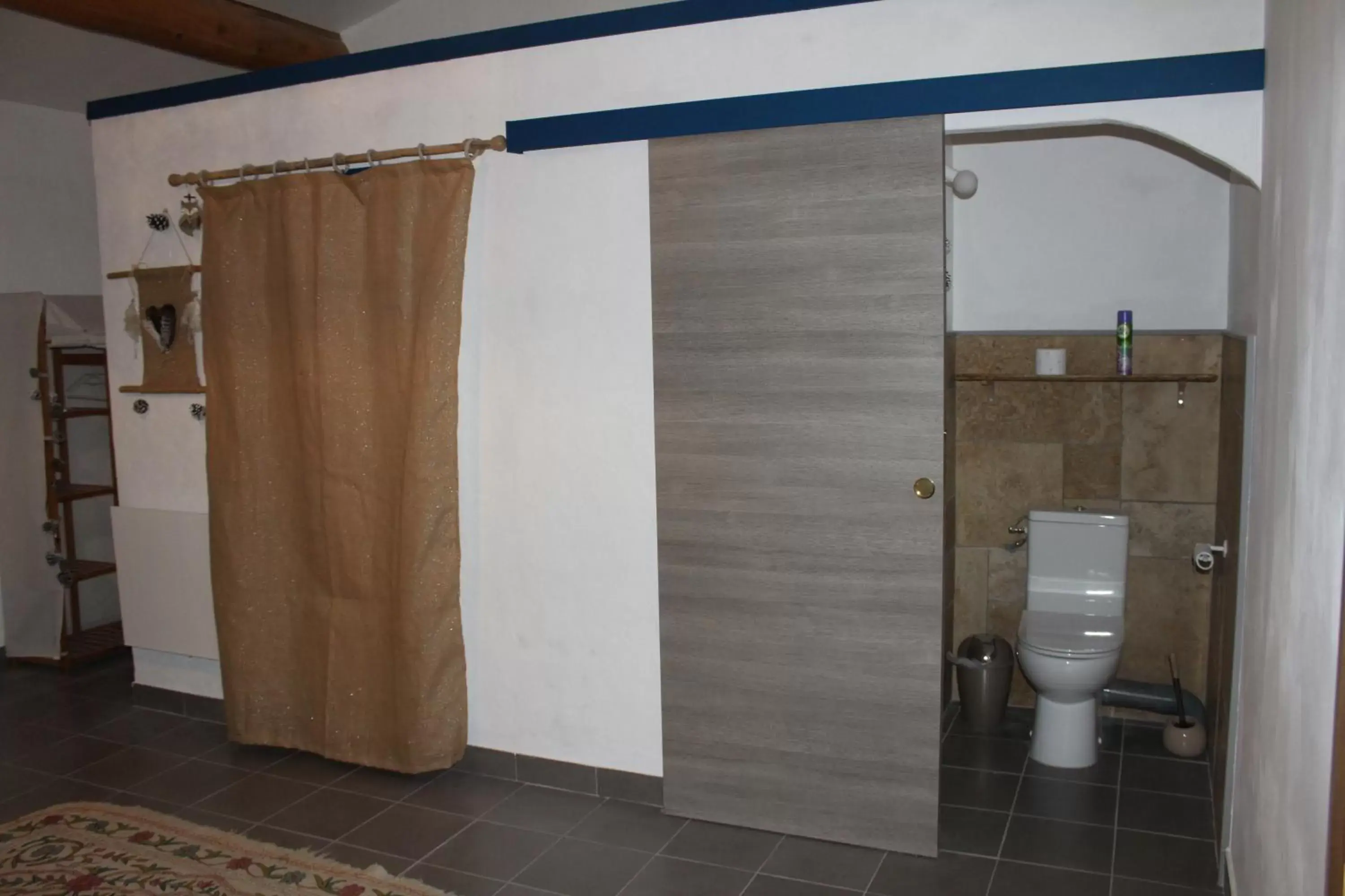 Bathroom in La Sarriette, Chambres d'hôtes et gîte d'étape à Eygalieres 13810