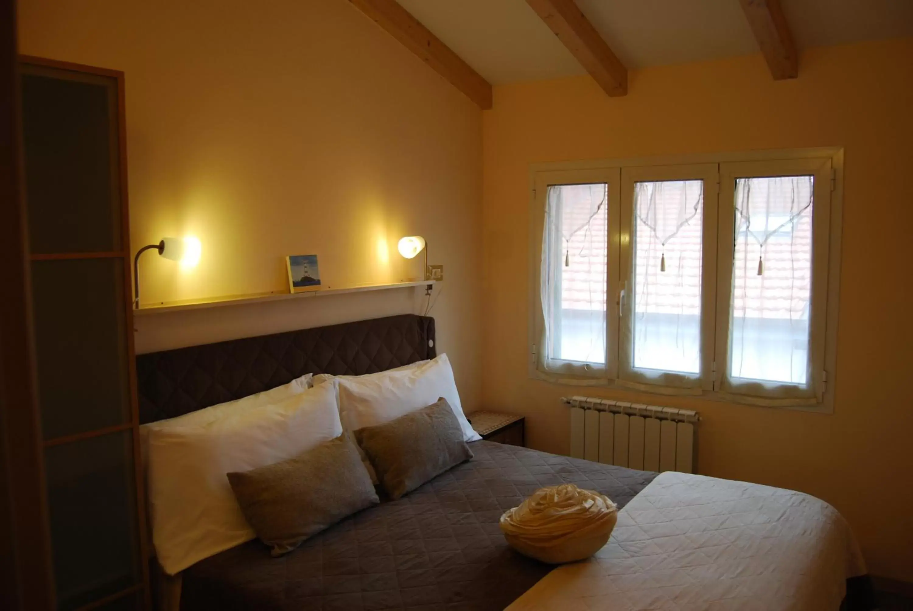 Bedroom, Bed in Burlamacco Gold