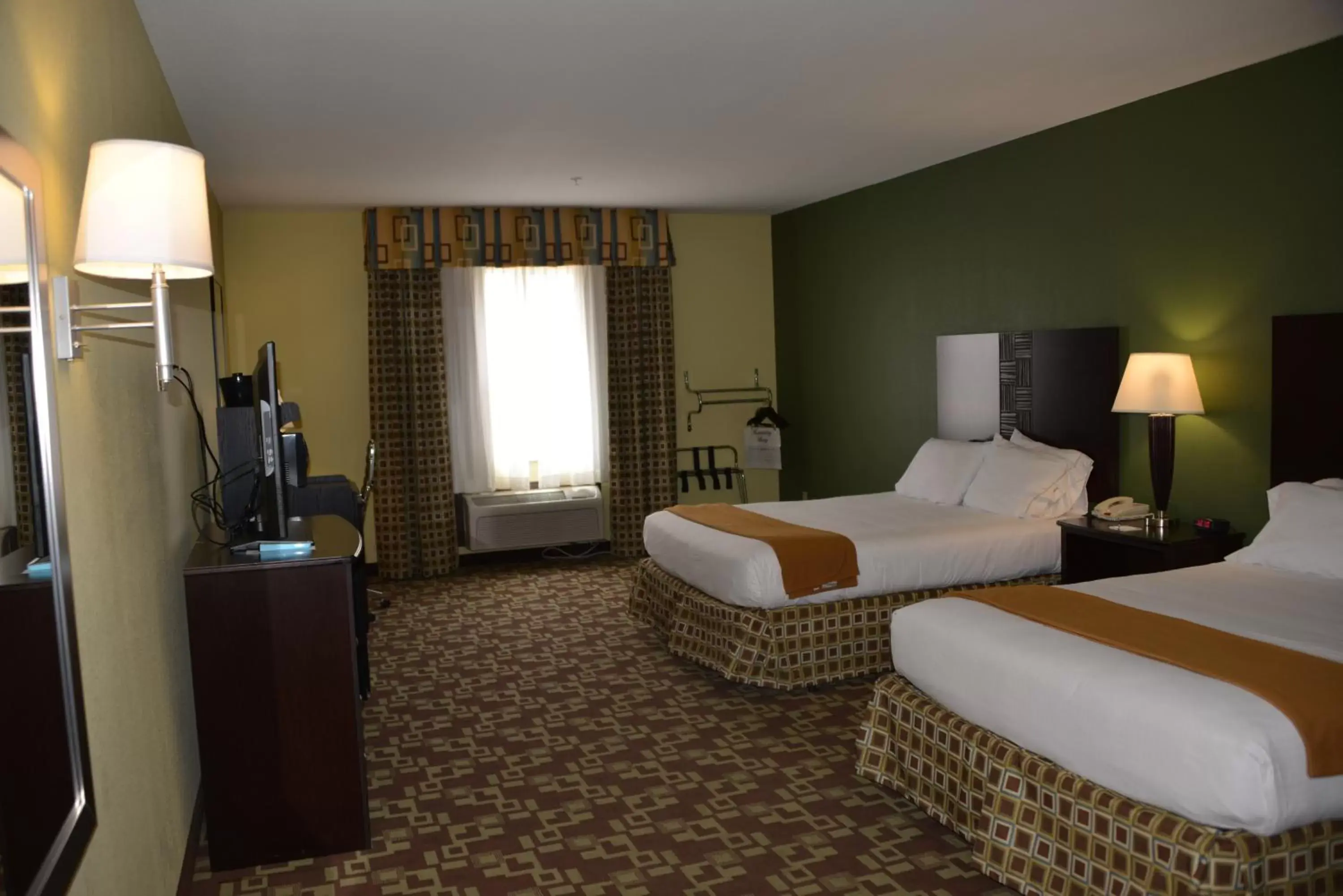 Photo of the whole room, Bed in Holiday Inn Express Hotel & Suites Dumas, an IHG Hotel