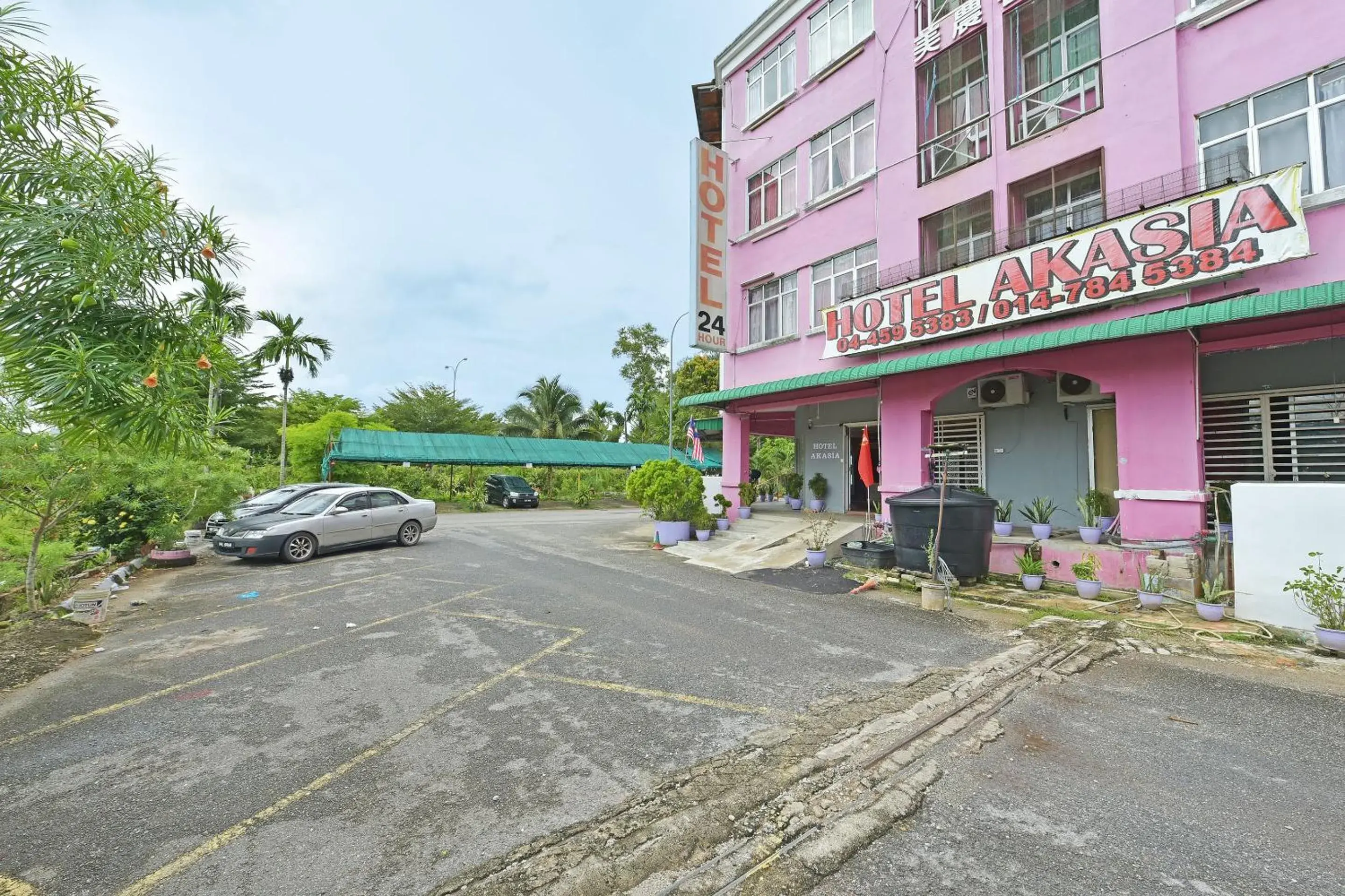 Facade/entrance, Property Building in OYO 90846 Hotel Akasia