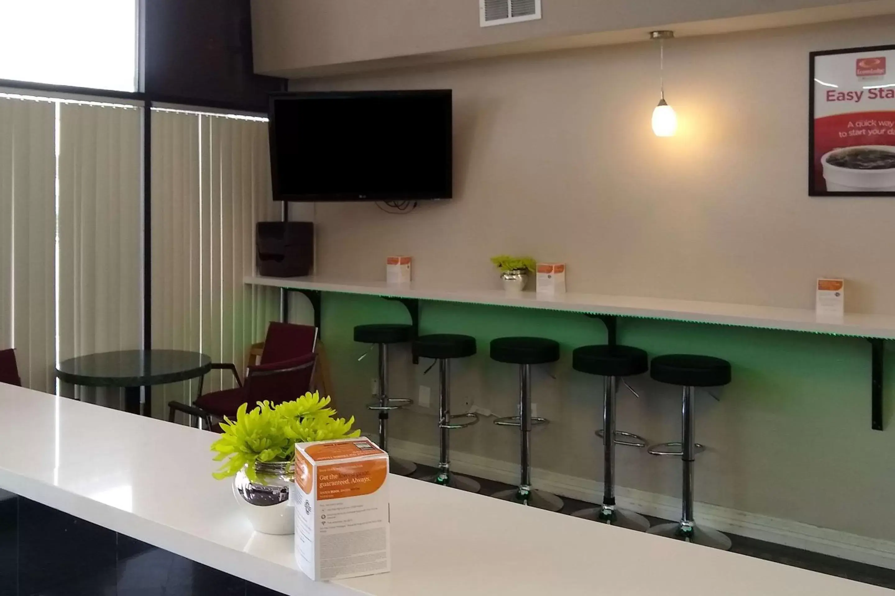 Restaurant/places to eat, TV/Entertainment Center in Econo Lodge Inn & Suites West – Energy Corridor