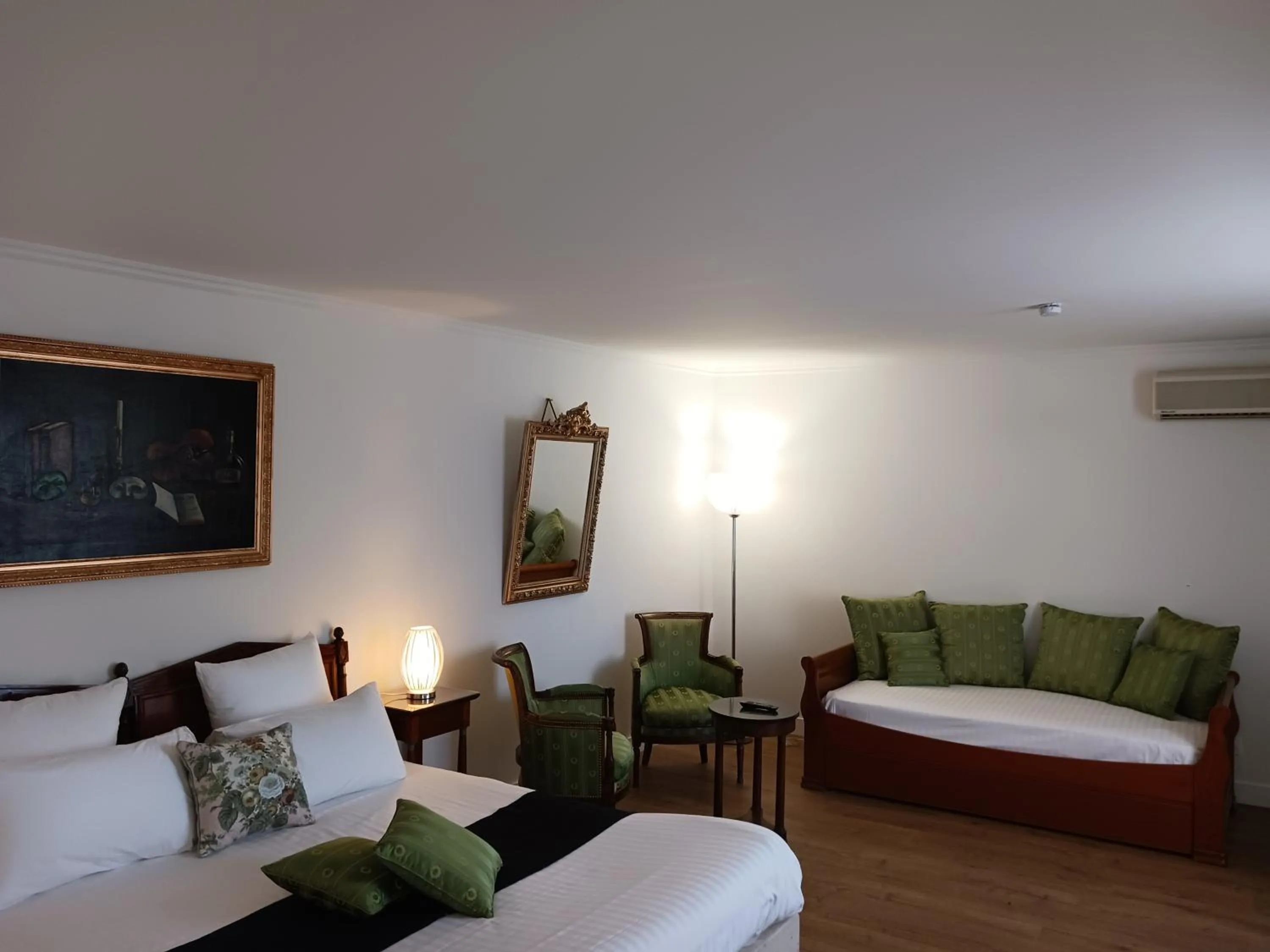 Bed in HOTEL LA COGNETTE A 25 Kilomètres de Châteauroux et 30 Kilomètres de Bourges