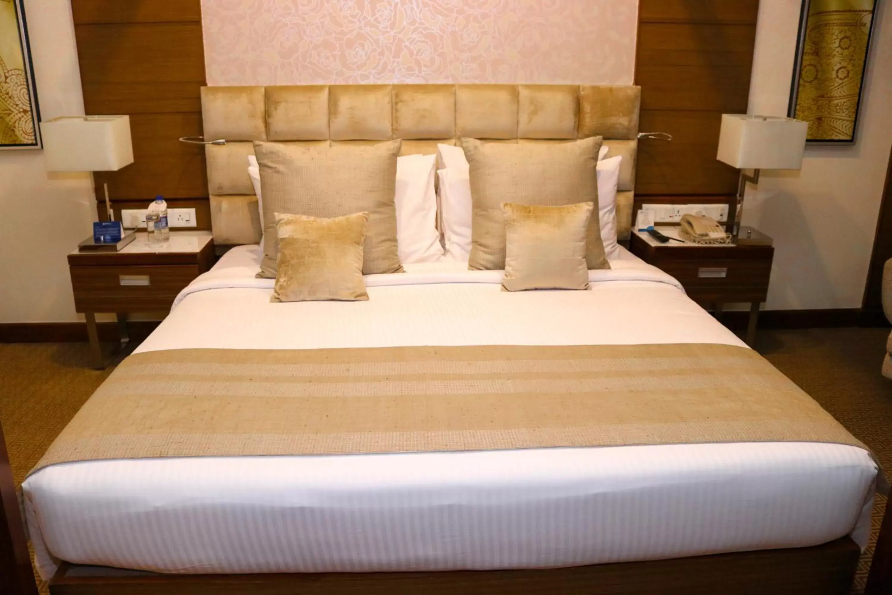 Bedroom, Bed in Radisson Blu Hotel, Greater Noida
