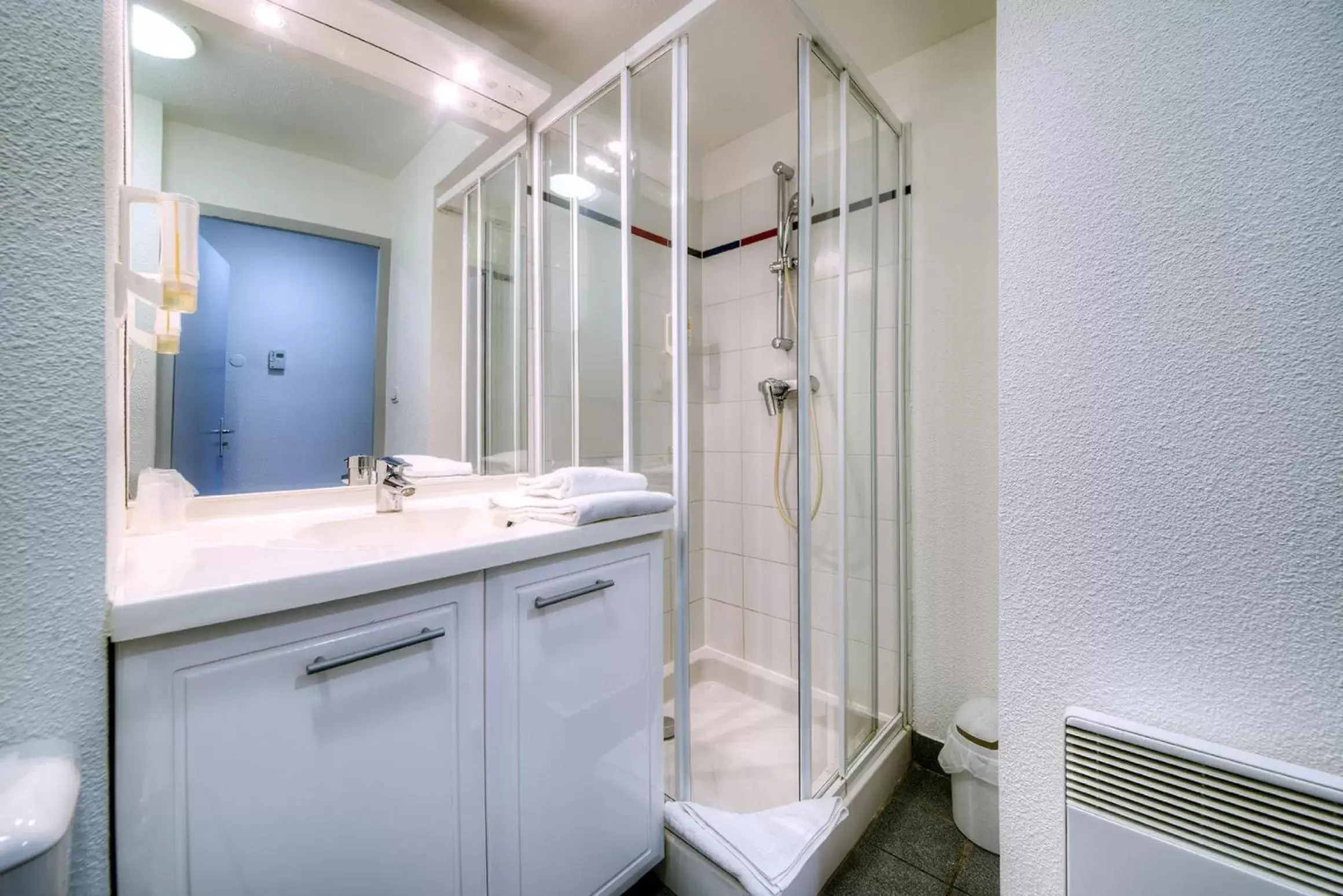 Shower, Bathroom in Zenitude Hôtel-Résidences La City