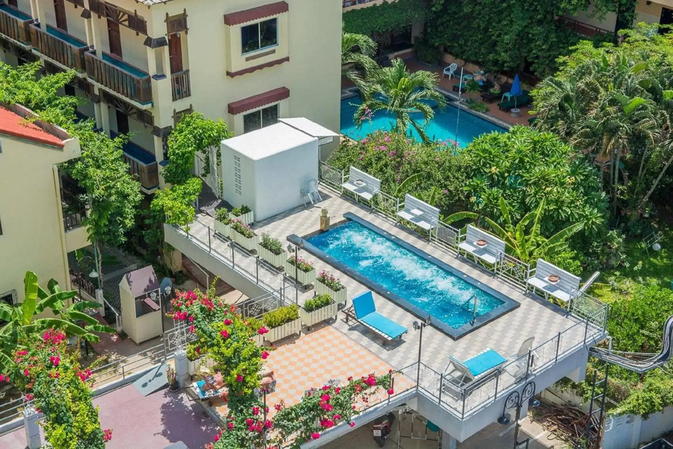 Bird's eye view, Pool View in Sutus Court 4