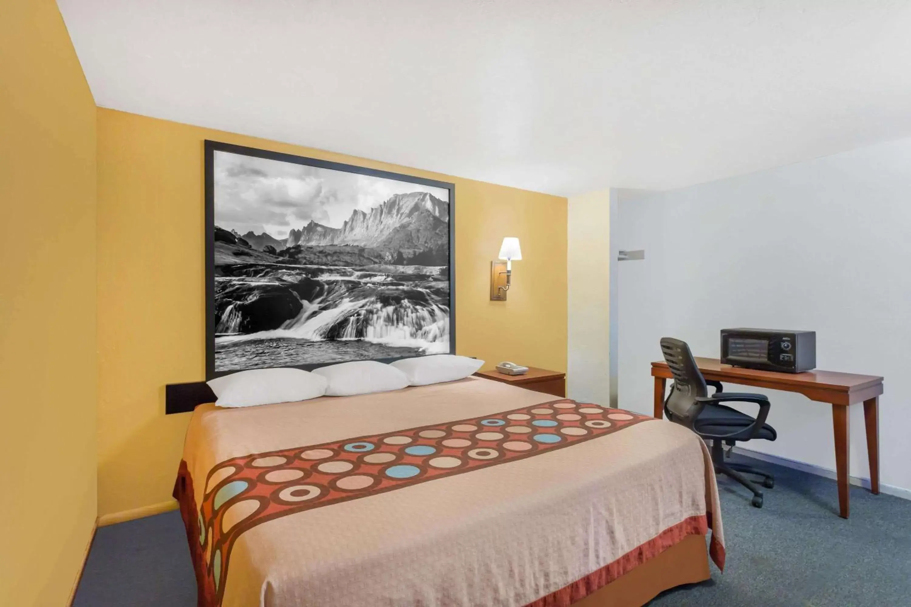 Photo of the whole room, Bed in Super 8 by Wyndham Diamondville Kemmerer