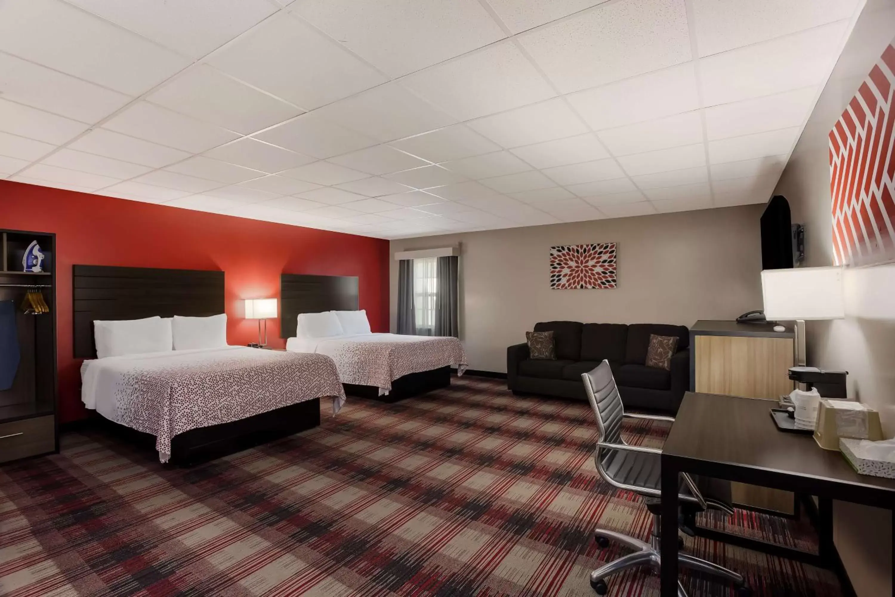 Bedroom in SureStay Hotel by Best Western Higginsville