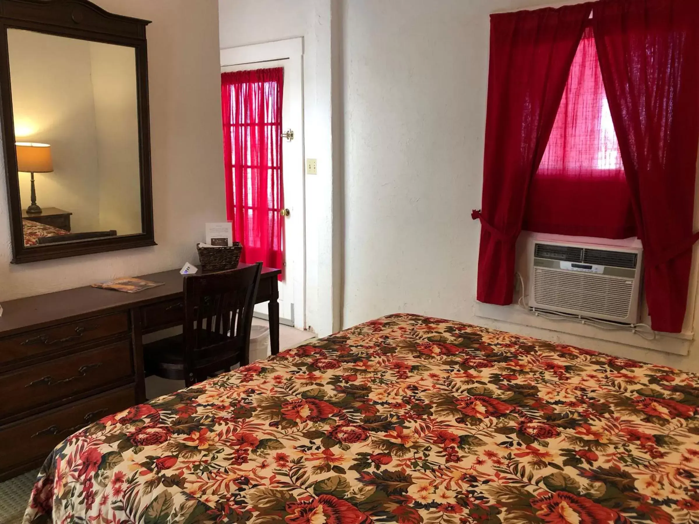 Bed in Amargosa Opera House & Hotel