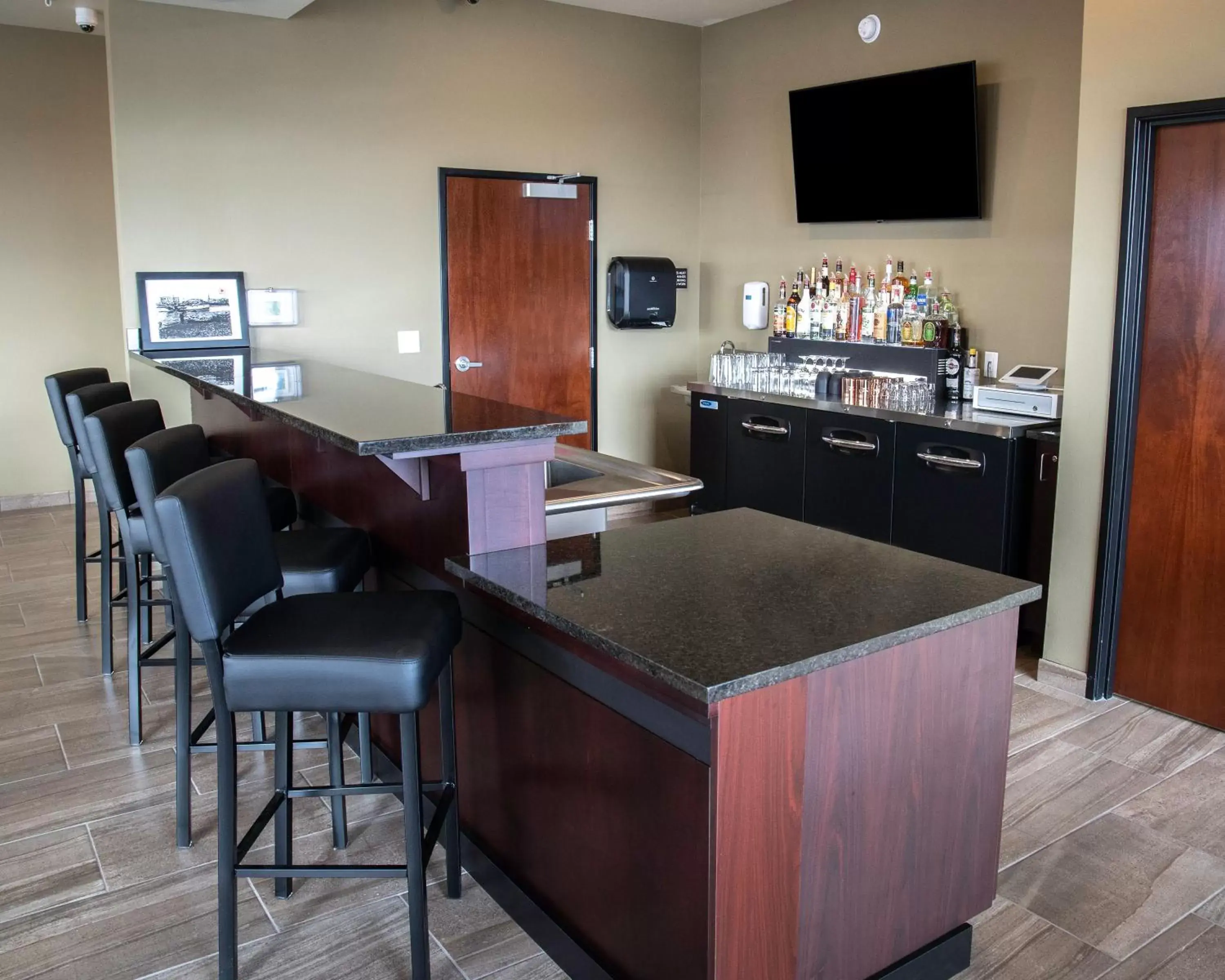 Lounge or bar, Lounge/Bar in Cobblestone Hotel & Suites - Two Rivers