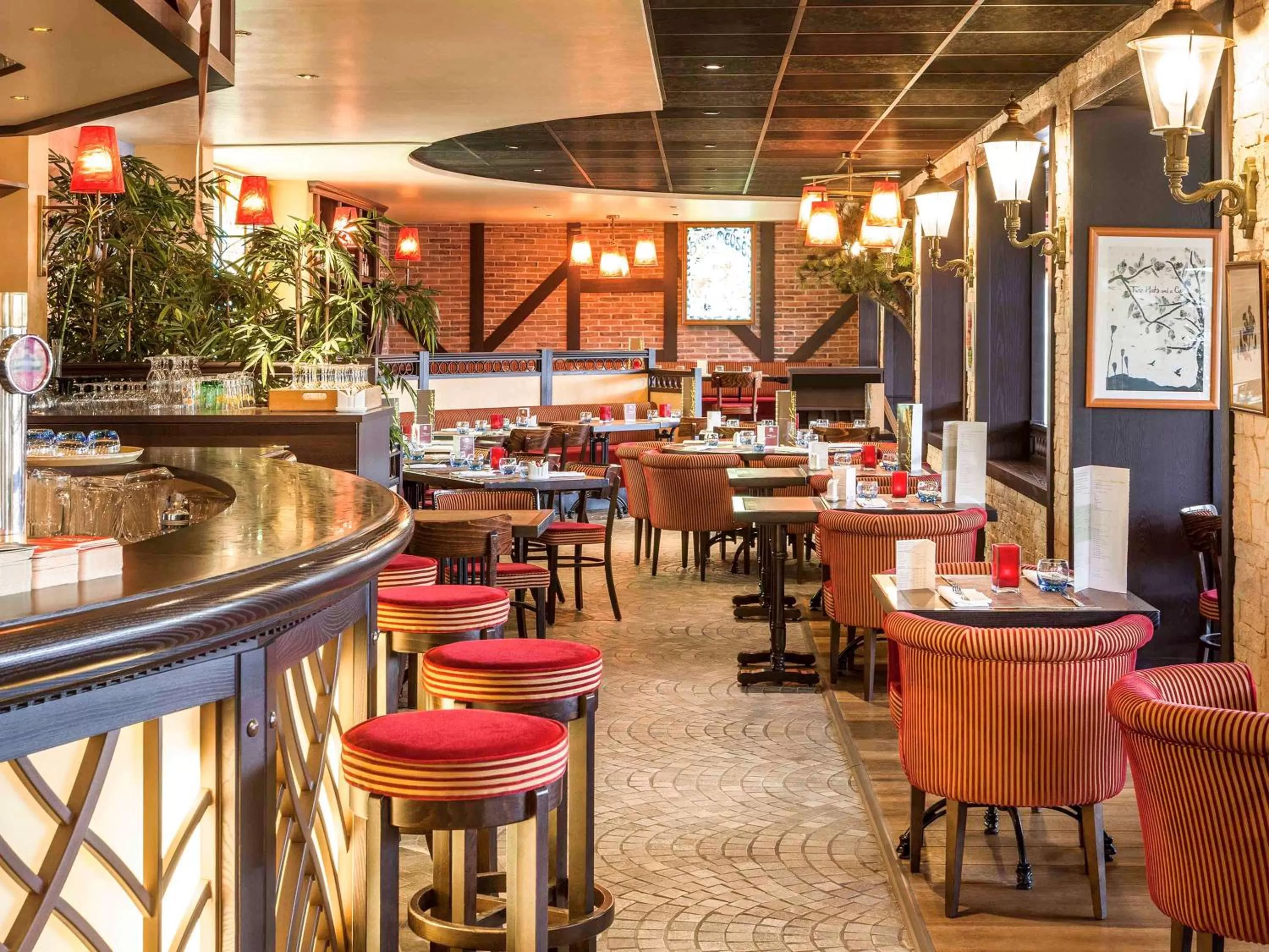 Lounge or bar in ibis Châtellerault