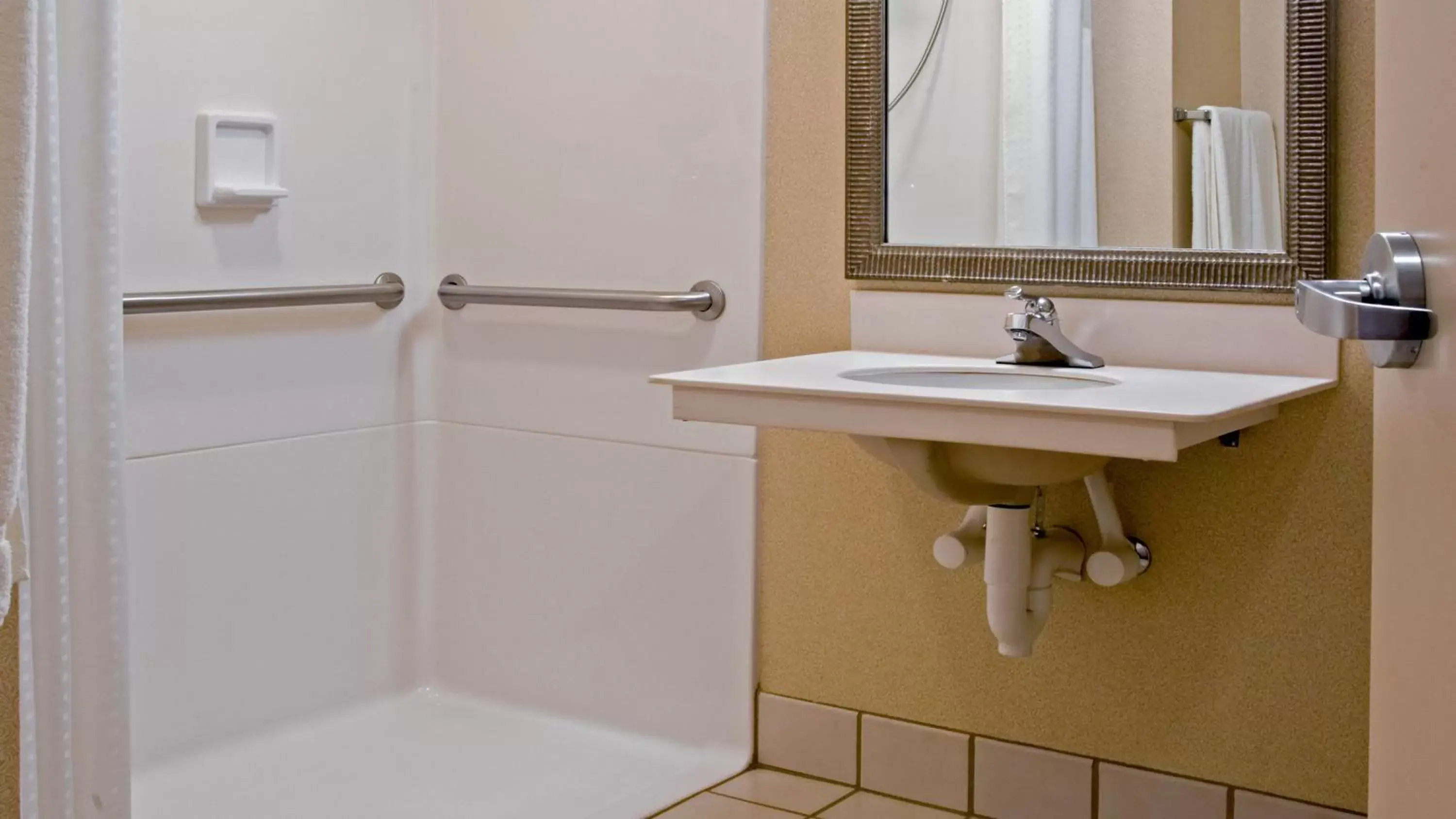 Shower, Bathroom in Quality Inn Horseheads