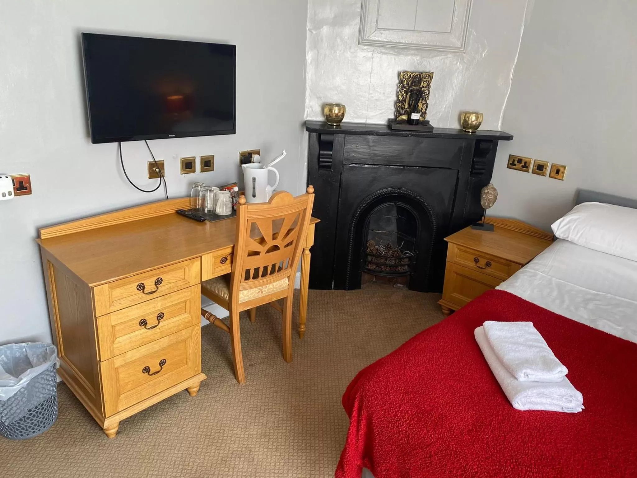 Bedroom, Bed in The Angel Inn Stourport