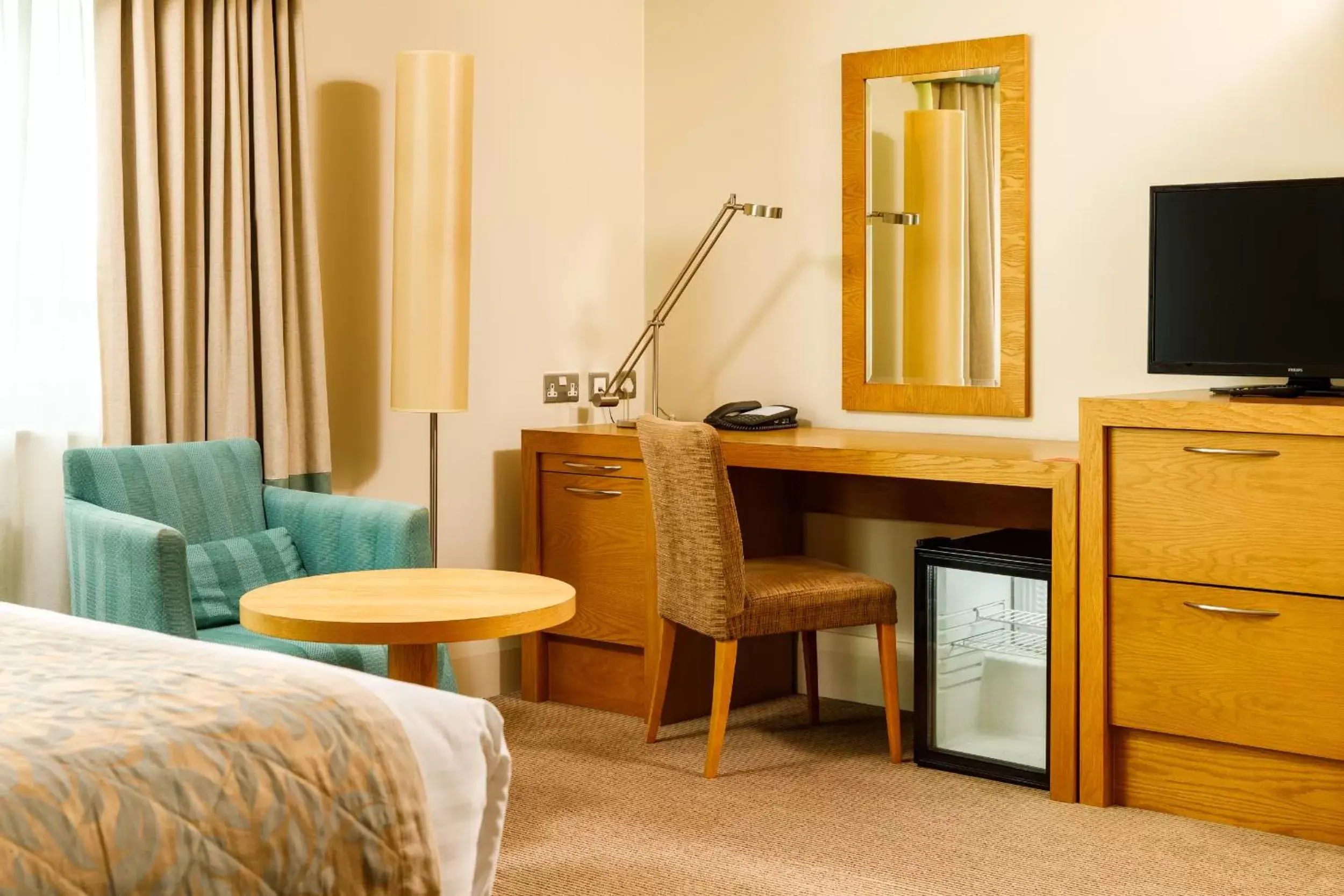 Bed, TV/Entertainment Center in Mercure Sheffield Parkway