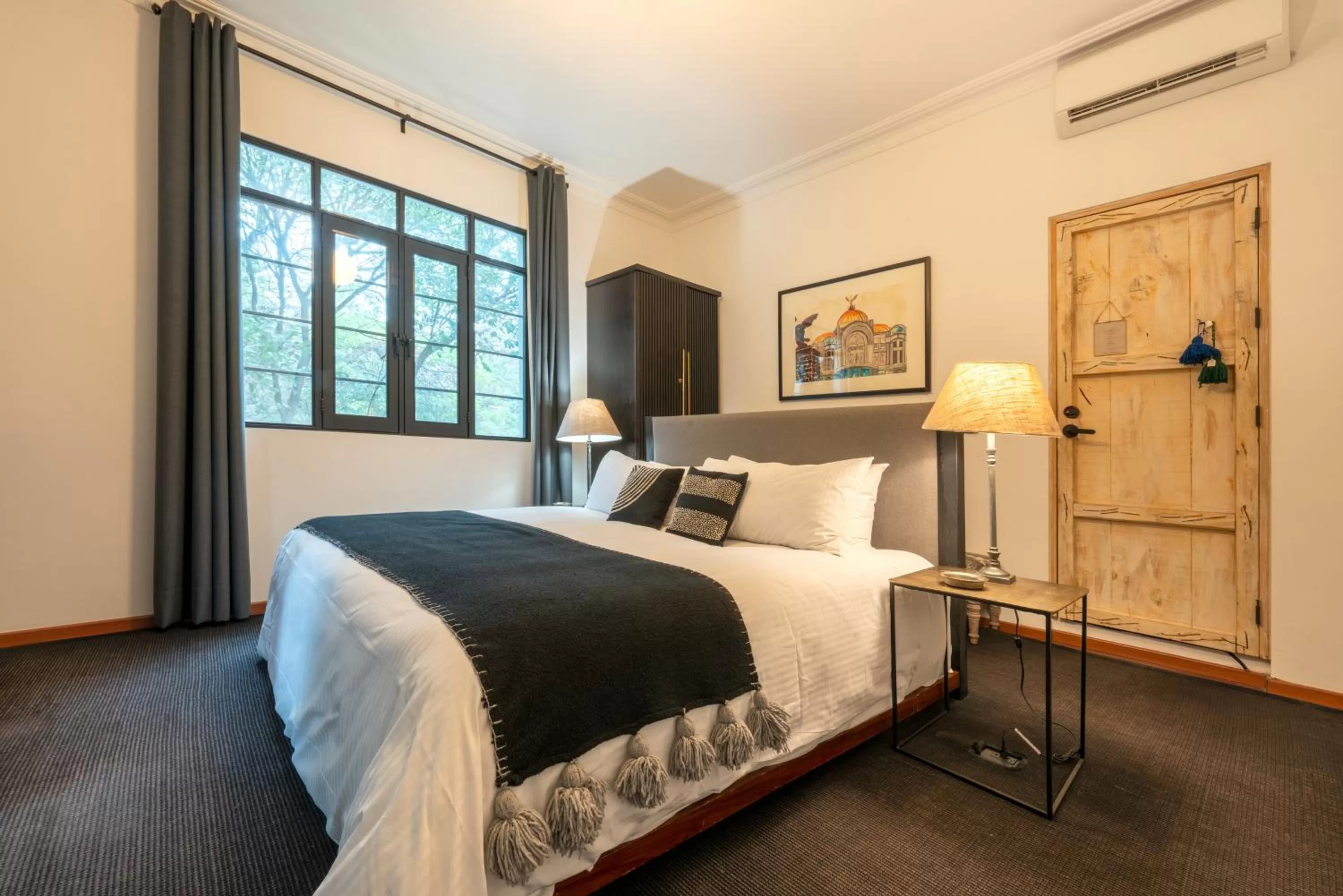 Photo of the whole room, Bed in Orchid House Mexico City