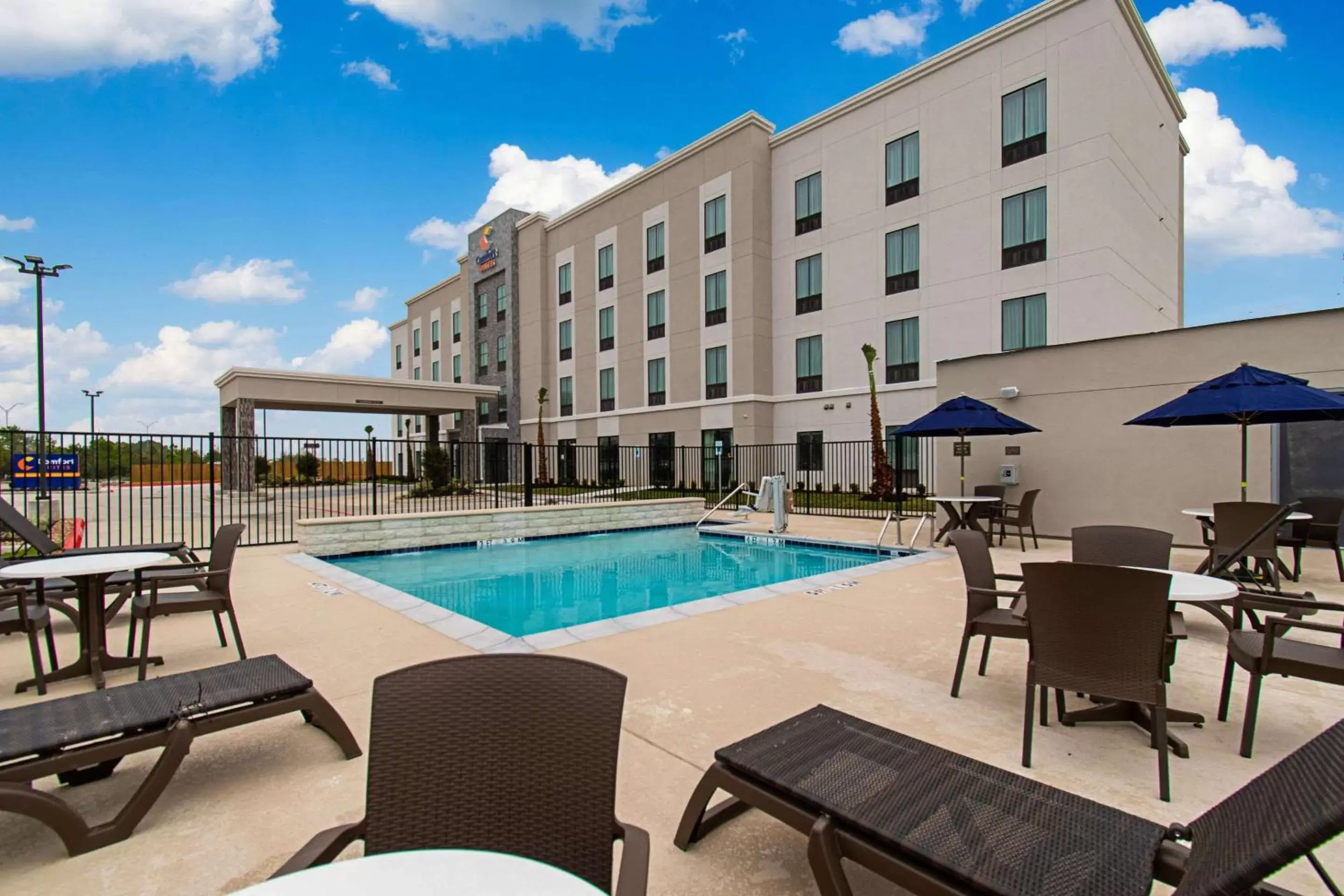 On site, Swimming Pool in Comfort Suites Humble Houston IAH