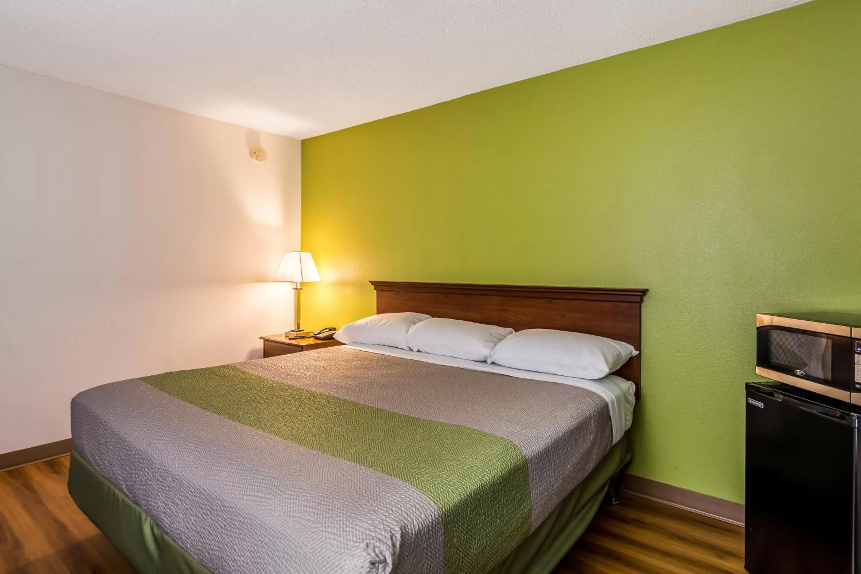 Bedroom, Bed in Motel 6-Petersburg, VA - Fort Lee