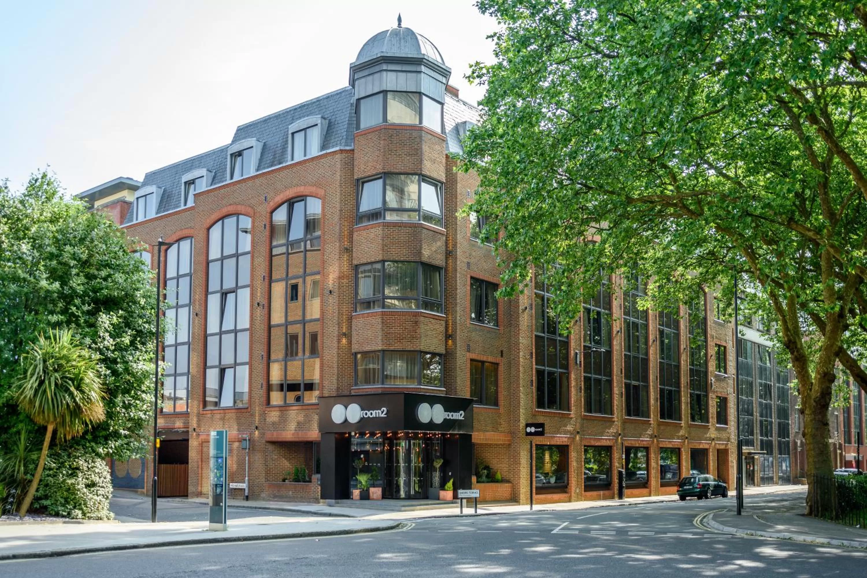 Facade/entrance in room2 Southampton Hometel