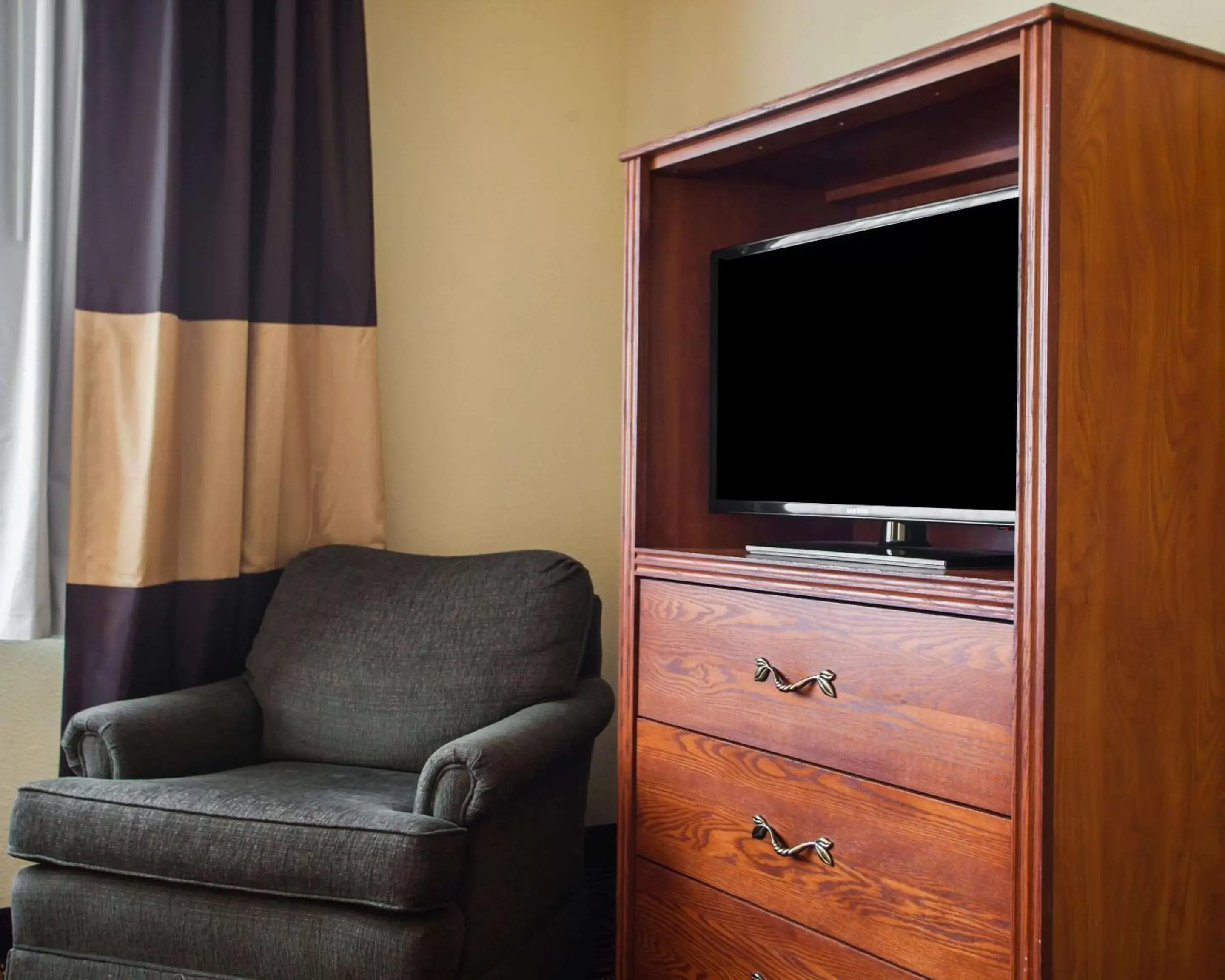 Photo of the whole room, TV/Entertainment Center in Quality Inn Bolingbrook I-55