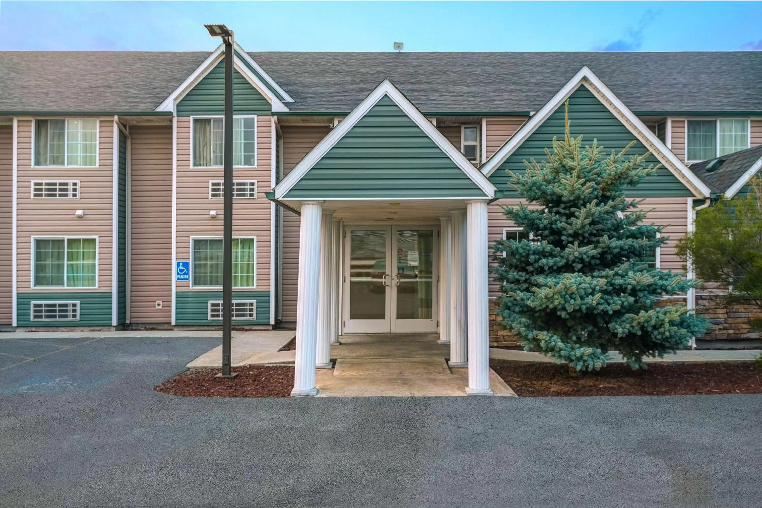 Property building in Motel 6-Idaho Falls, ID - Snake River