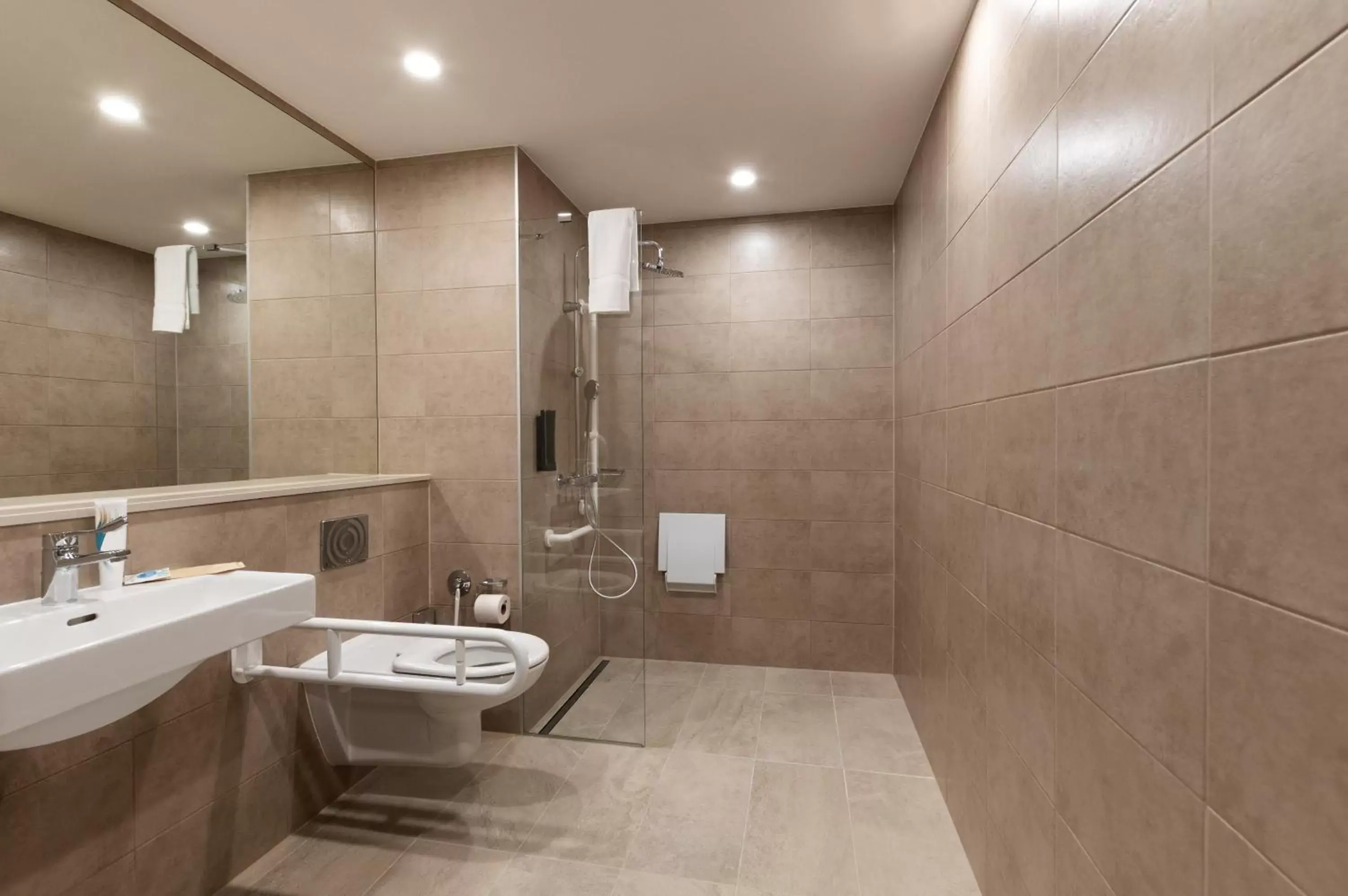 Shower, Bathroom in B&B HOTEL Oftringen