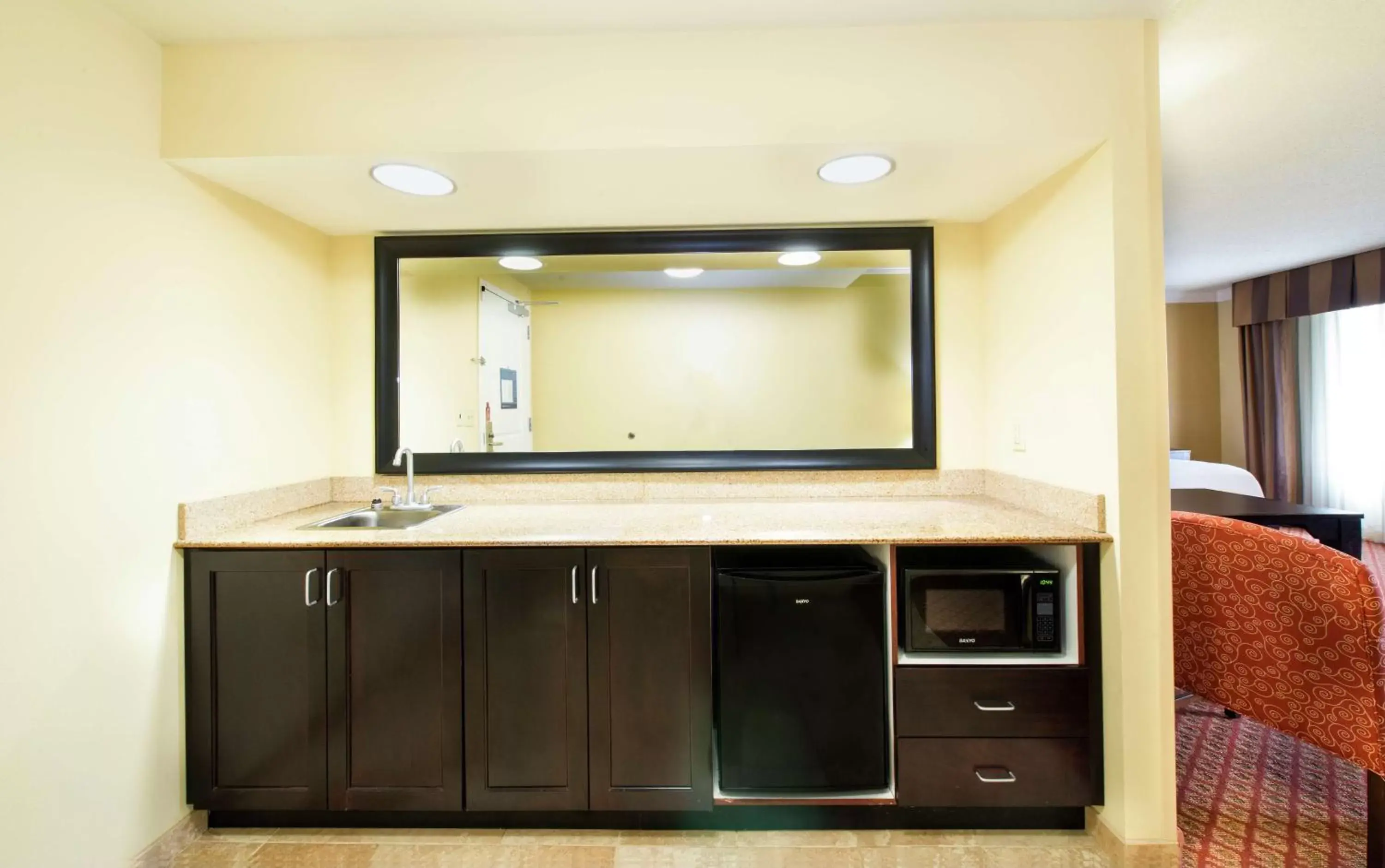 Bedroom, Kitchen/Kitchenette in Hampton Inn & Suites Scottsboro