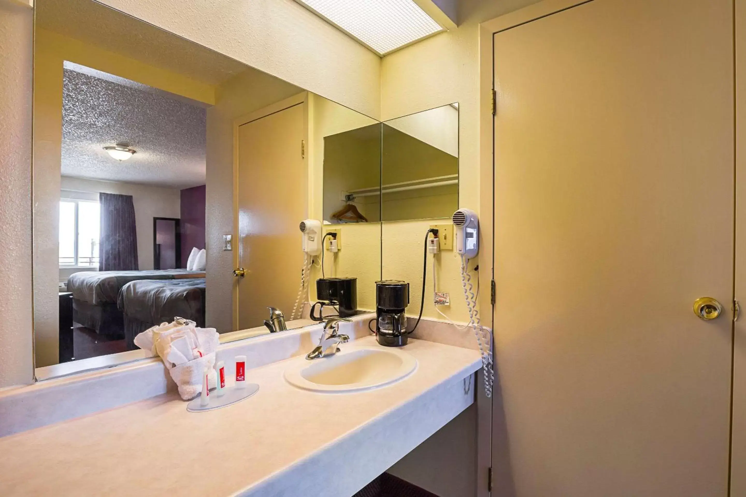 Bathroom in Econo Lodge Hurricane - Zion National Park Area