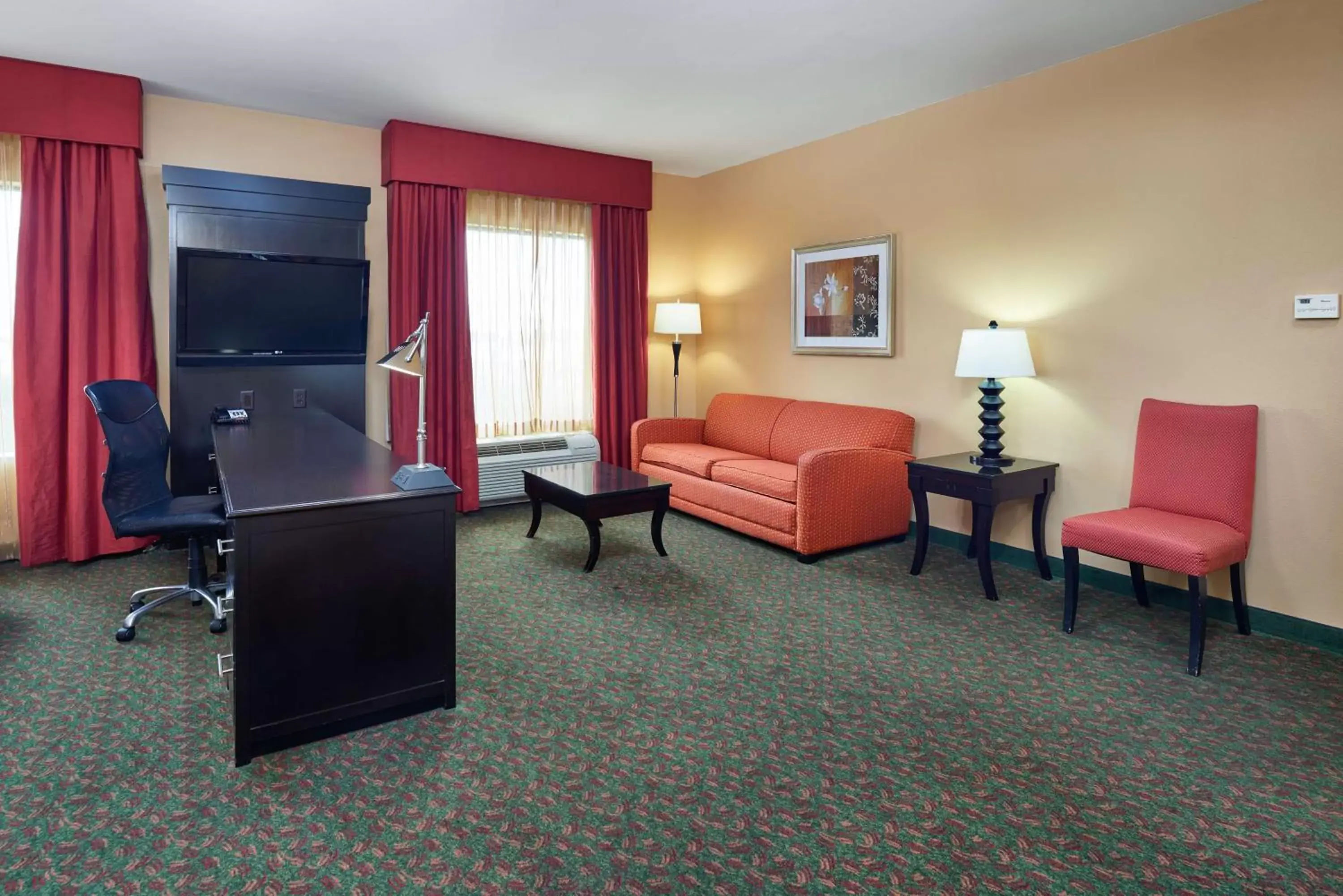 Bedroom, Seating Area in Hampton Inn & Suites Waco-South