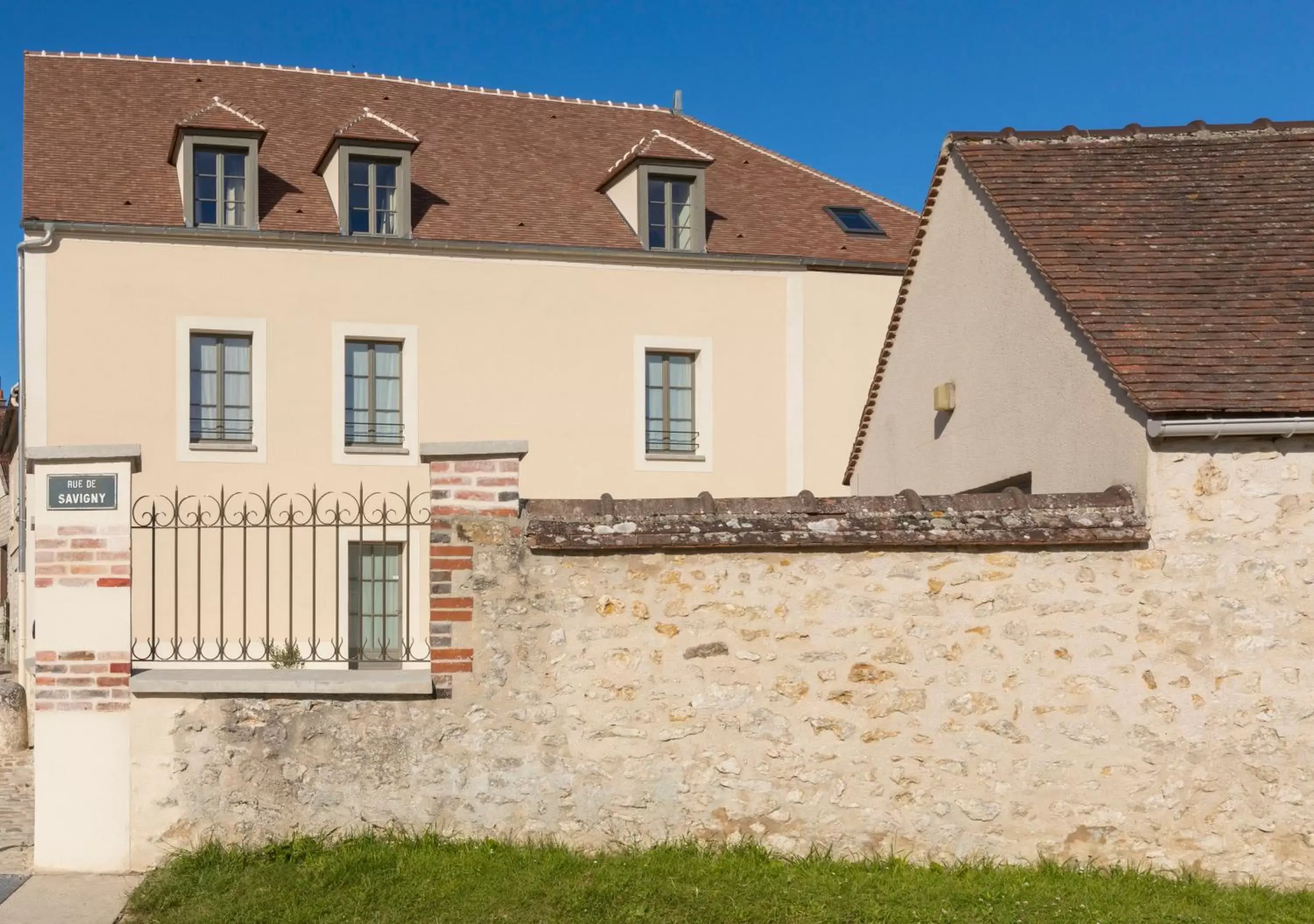 Property Building in Residence The Originals Demeure des Remparts