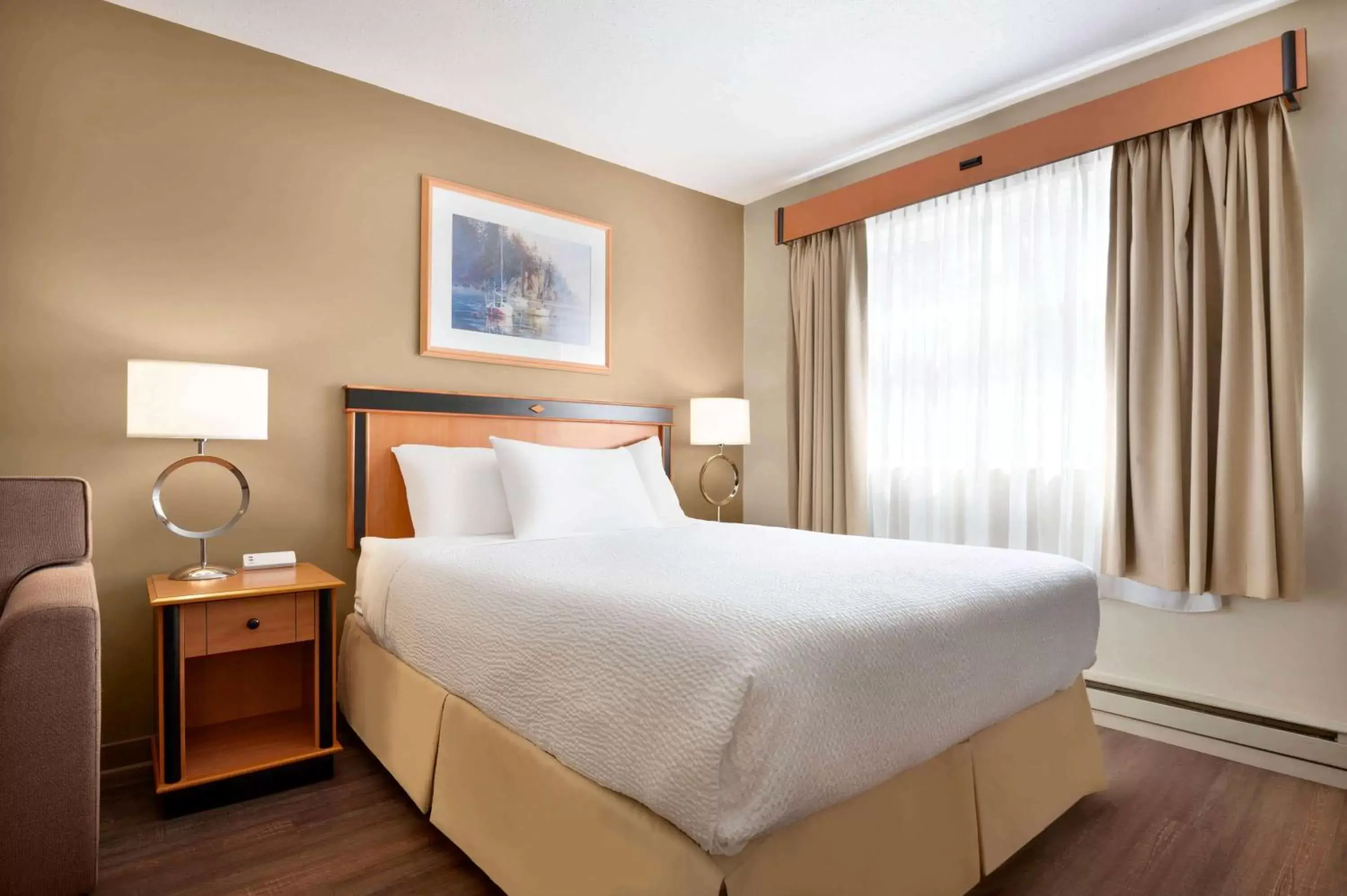 Photo of the whole room, Bed in Days Inn by Wyndham Nanaimo