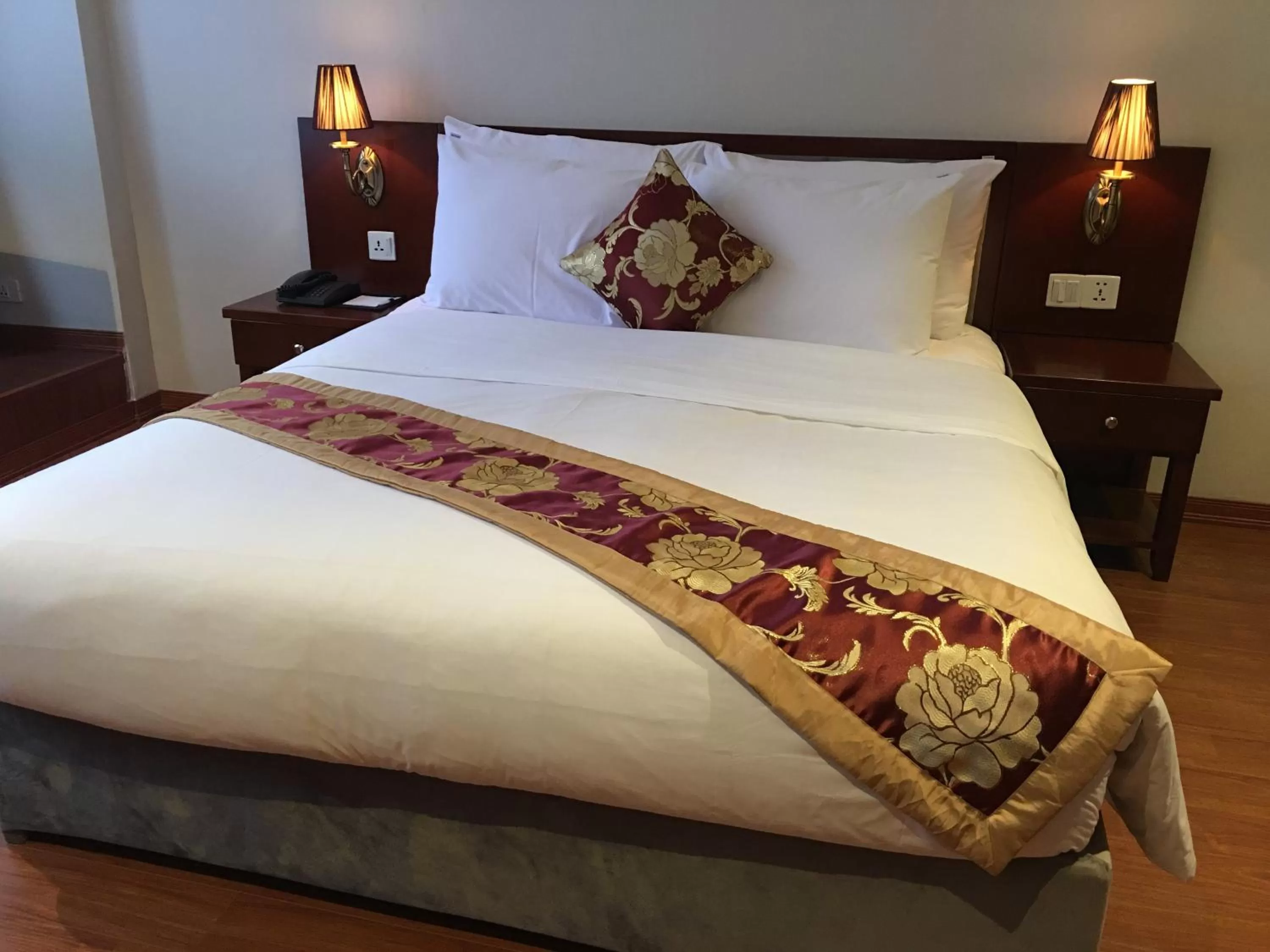 Bedroom, Bed in Mon Regency Hotel