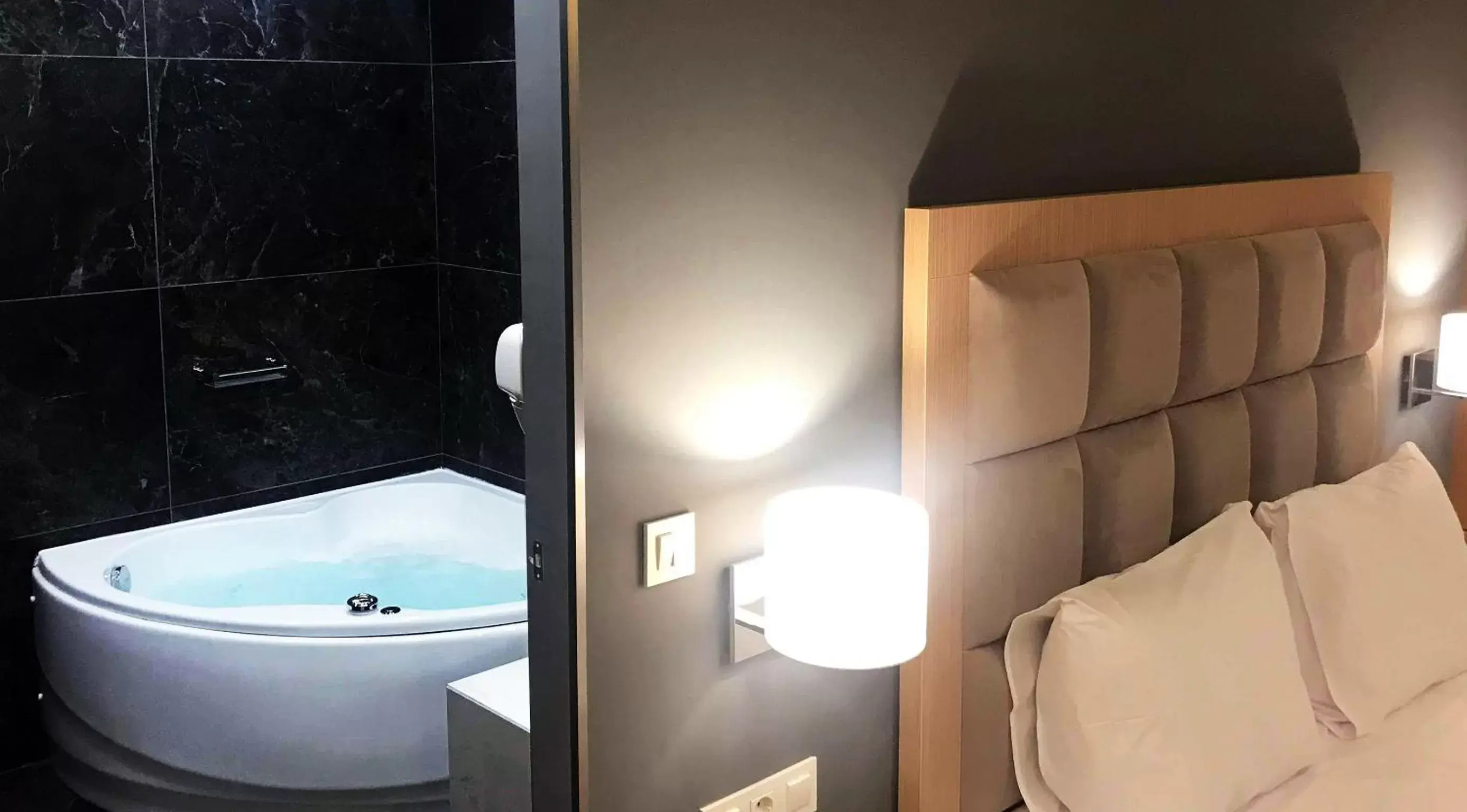 Bedroom, Bathroom in Hotel Thissio