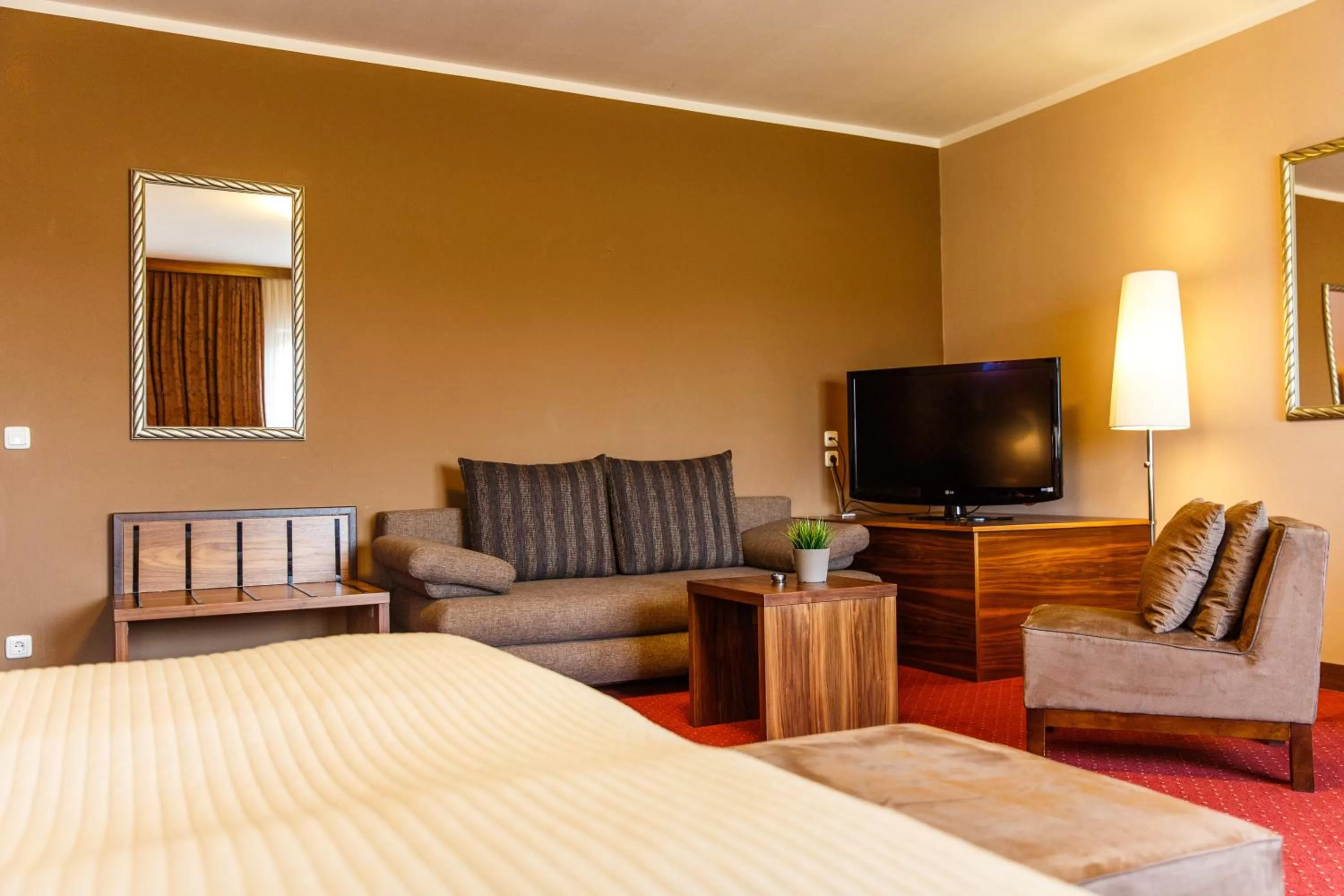 Living room, Bed in Hotel Salzburg