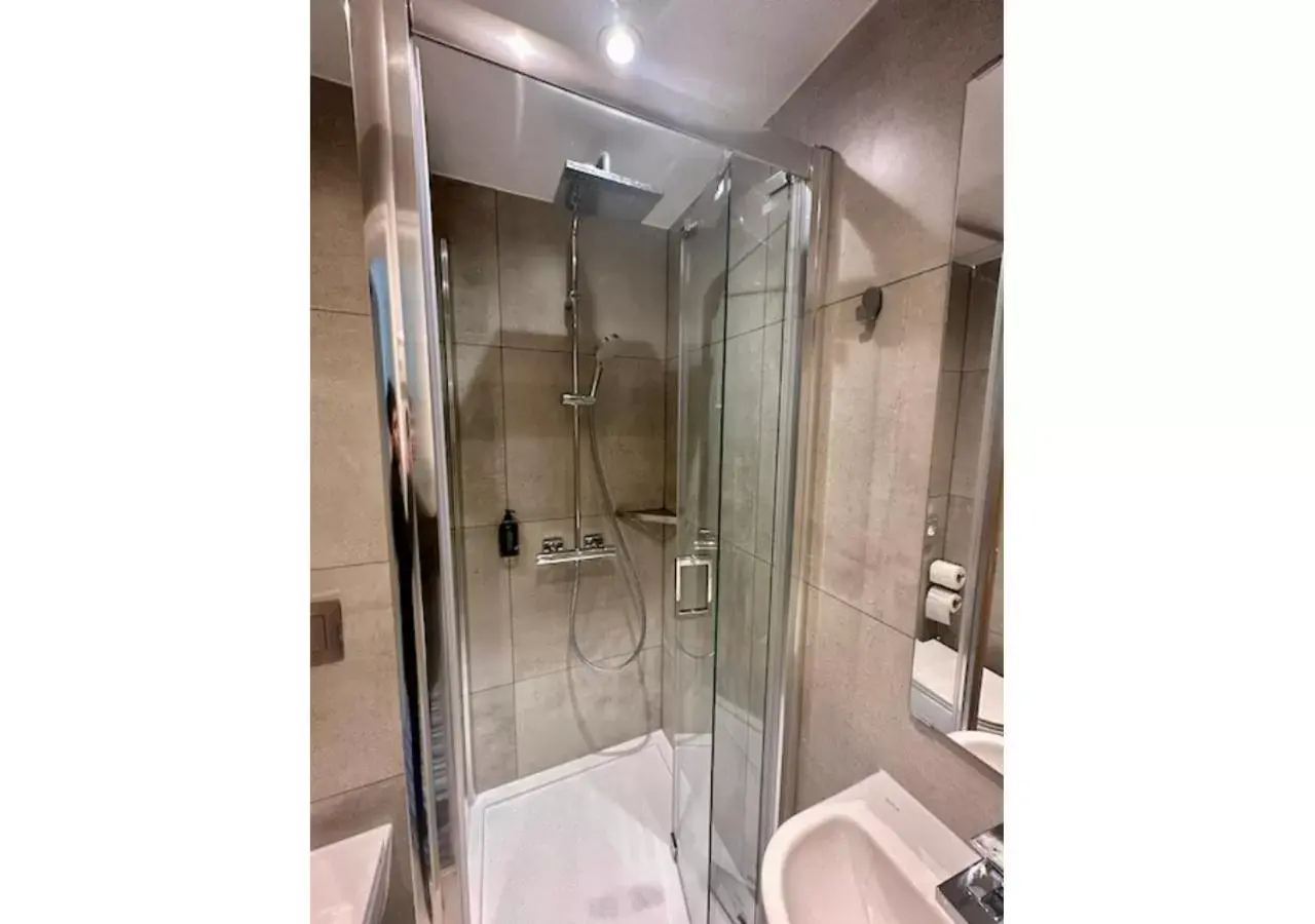 Bathroom in Maiden Oval Bathroom in Maiden Oval