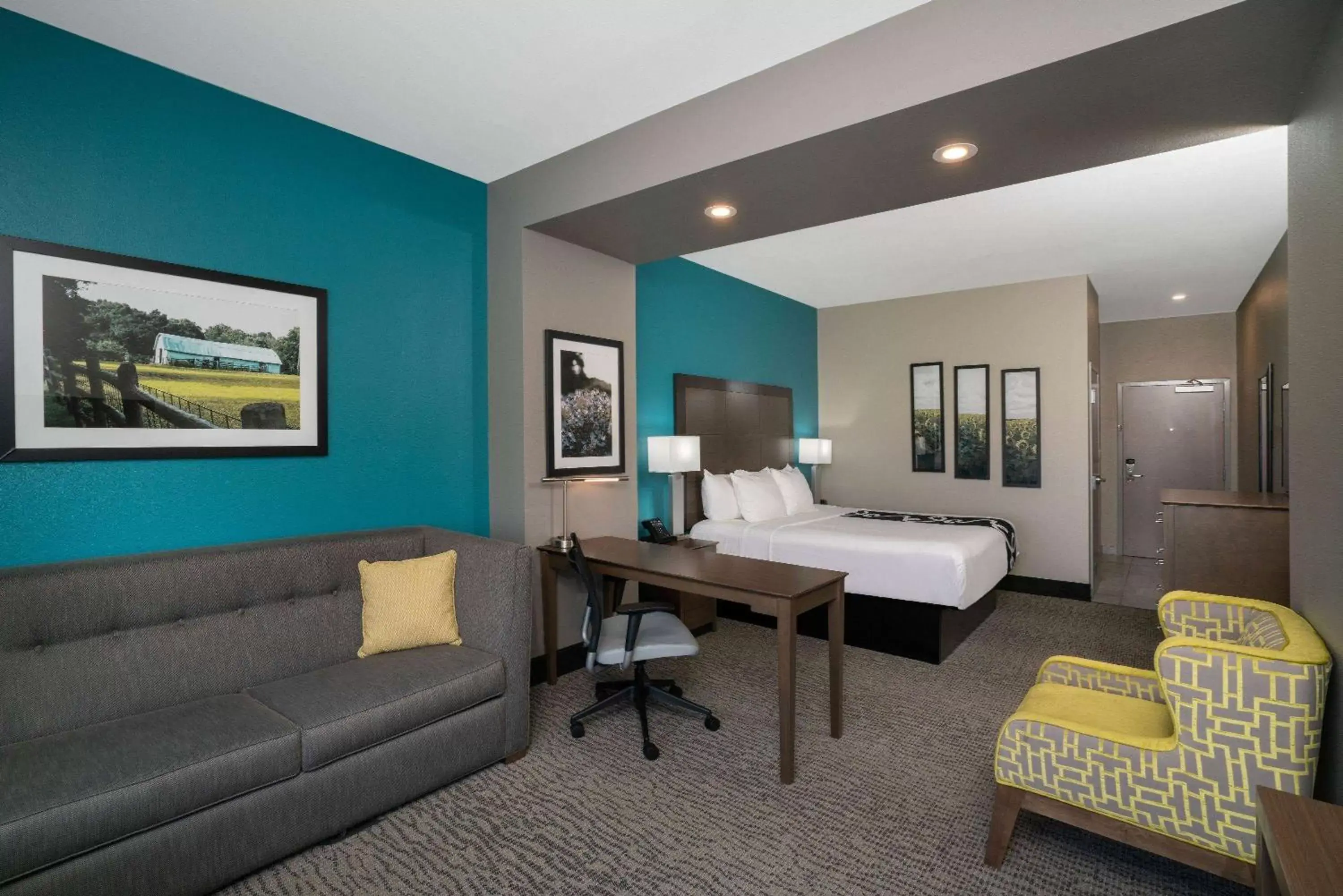 Bedroom, Seating Area in La Quinta by Wyndham West Memphis