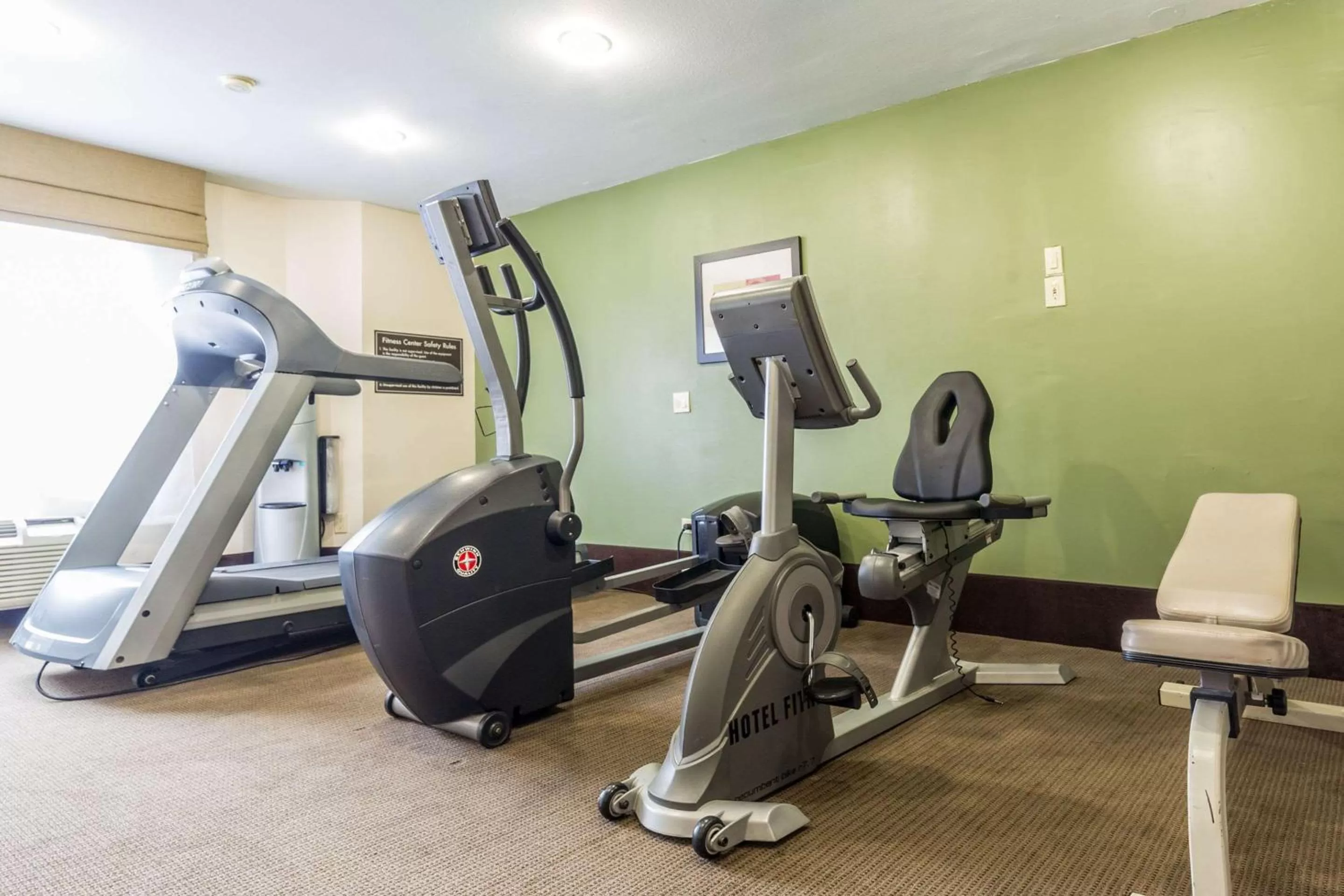 Fitness centre/facilities in Sky Harbor Airport Inn