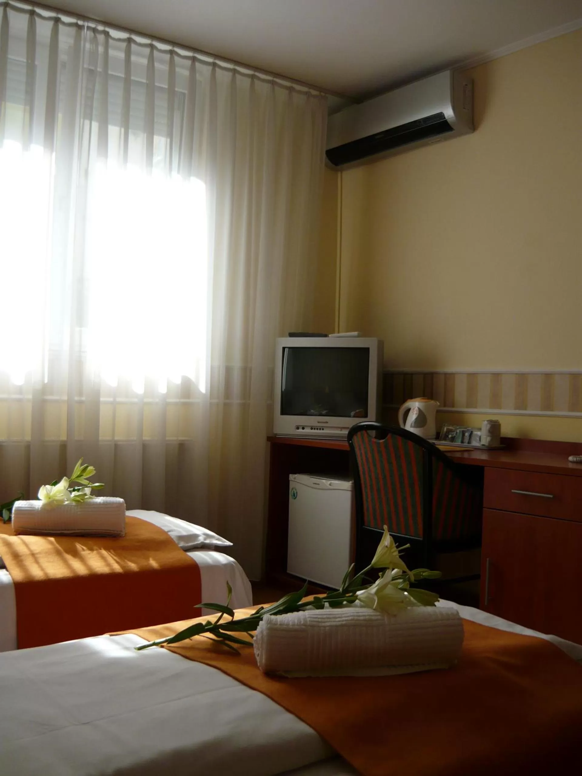 Photo of the whole room, Bed in Atlantic Hotel