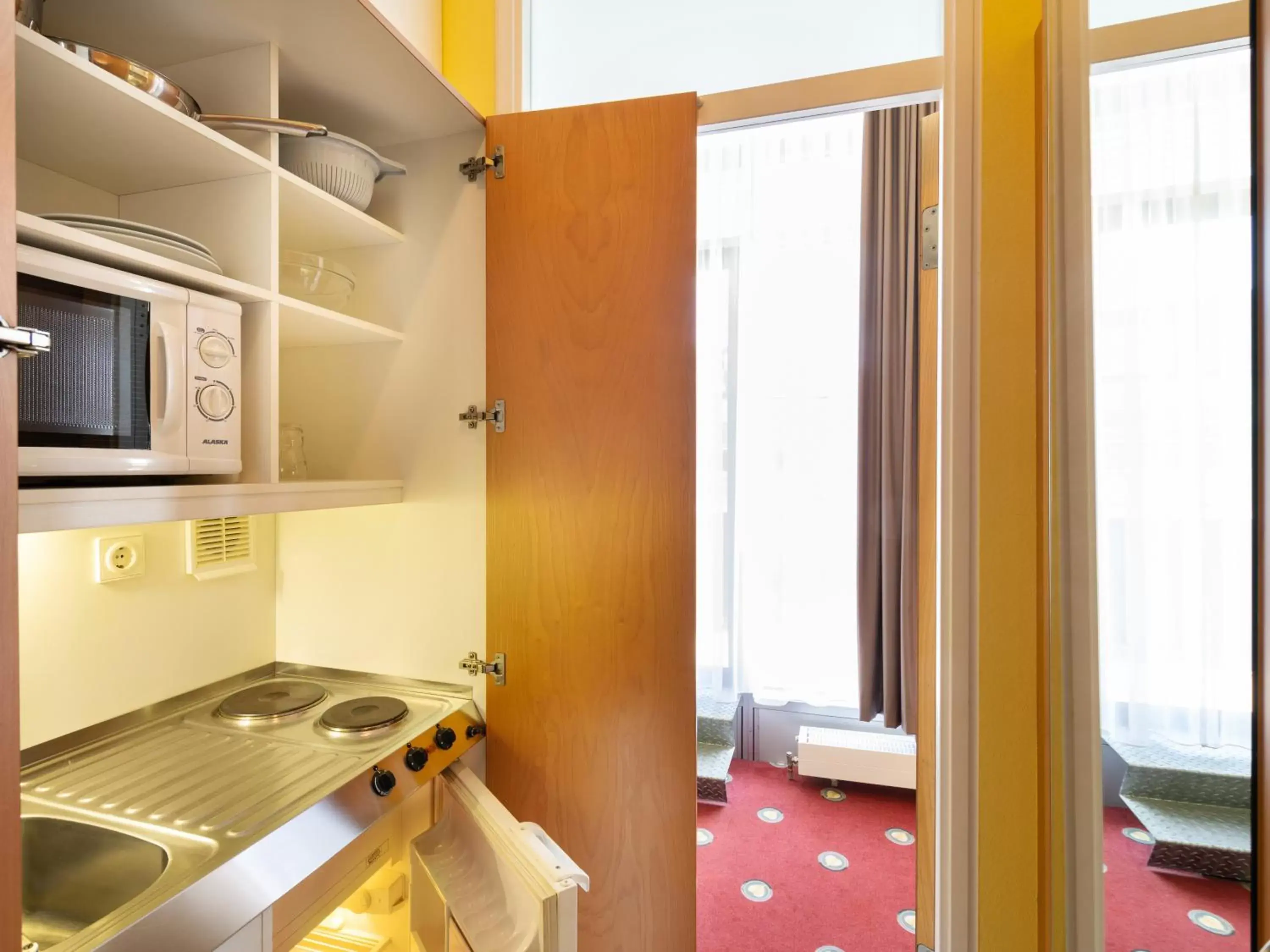 Kitchen or kitchenette in Plaza Hotel & Living Frankfurt