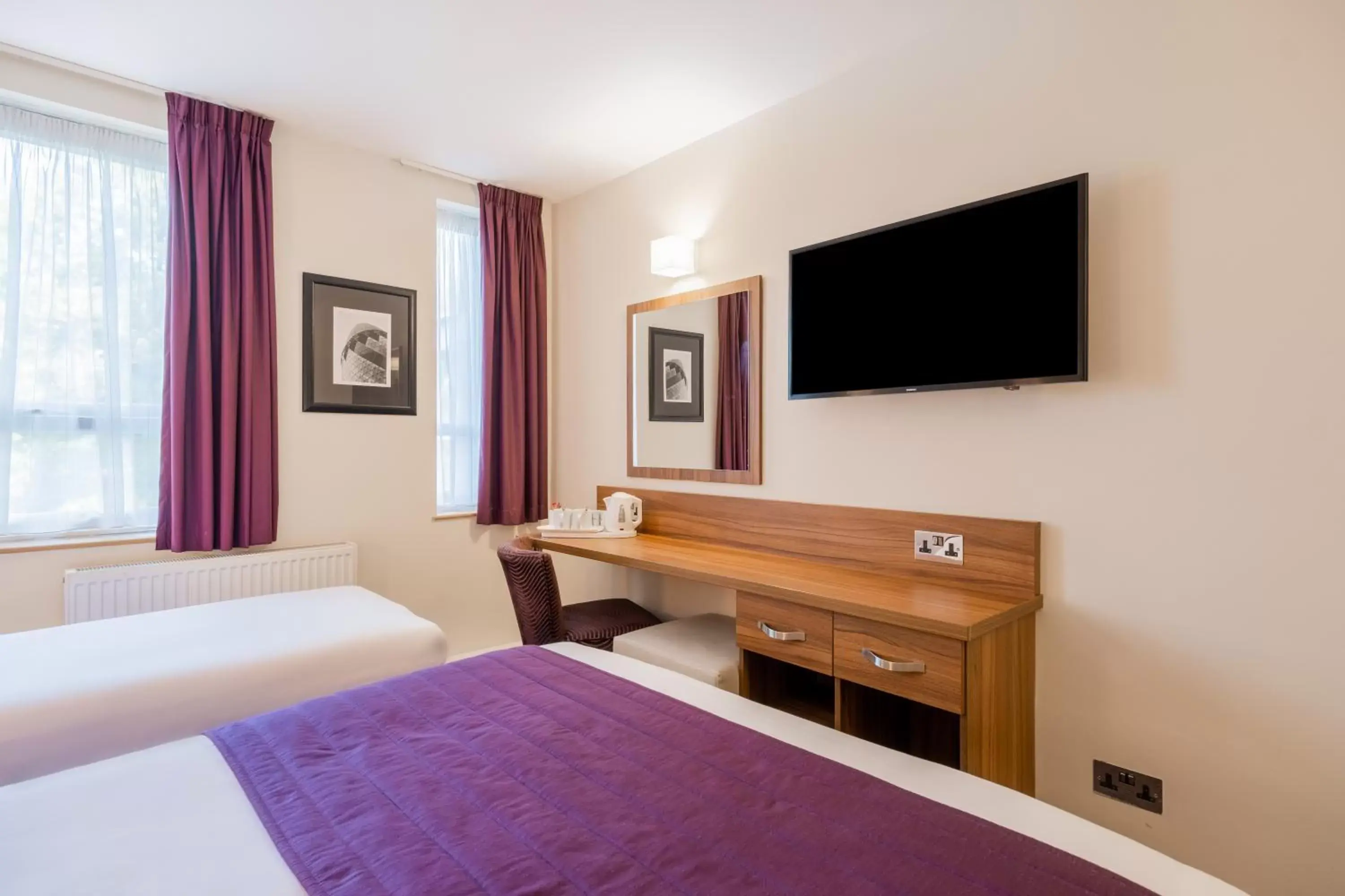 Bedroom, TV/Entertainment Center in Quality Hotel Hampstead