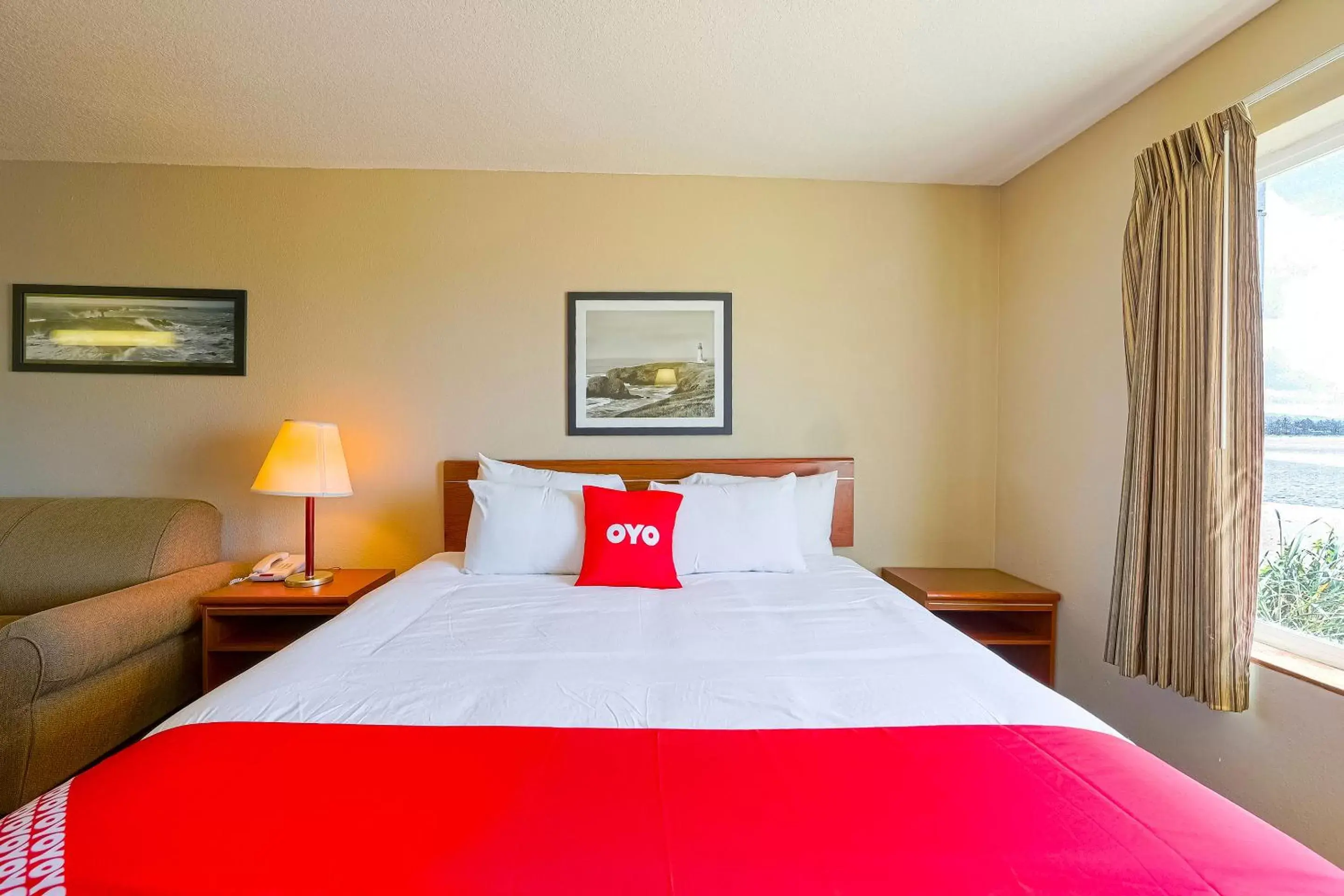 Bedroom, Bed in Siletz Bay Beachfront Hotel by OYO Lincoln City