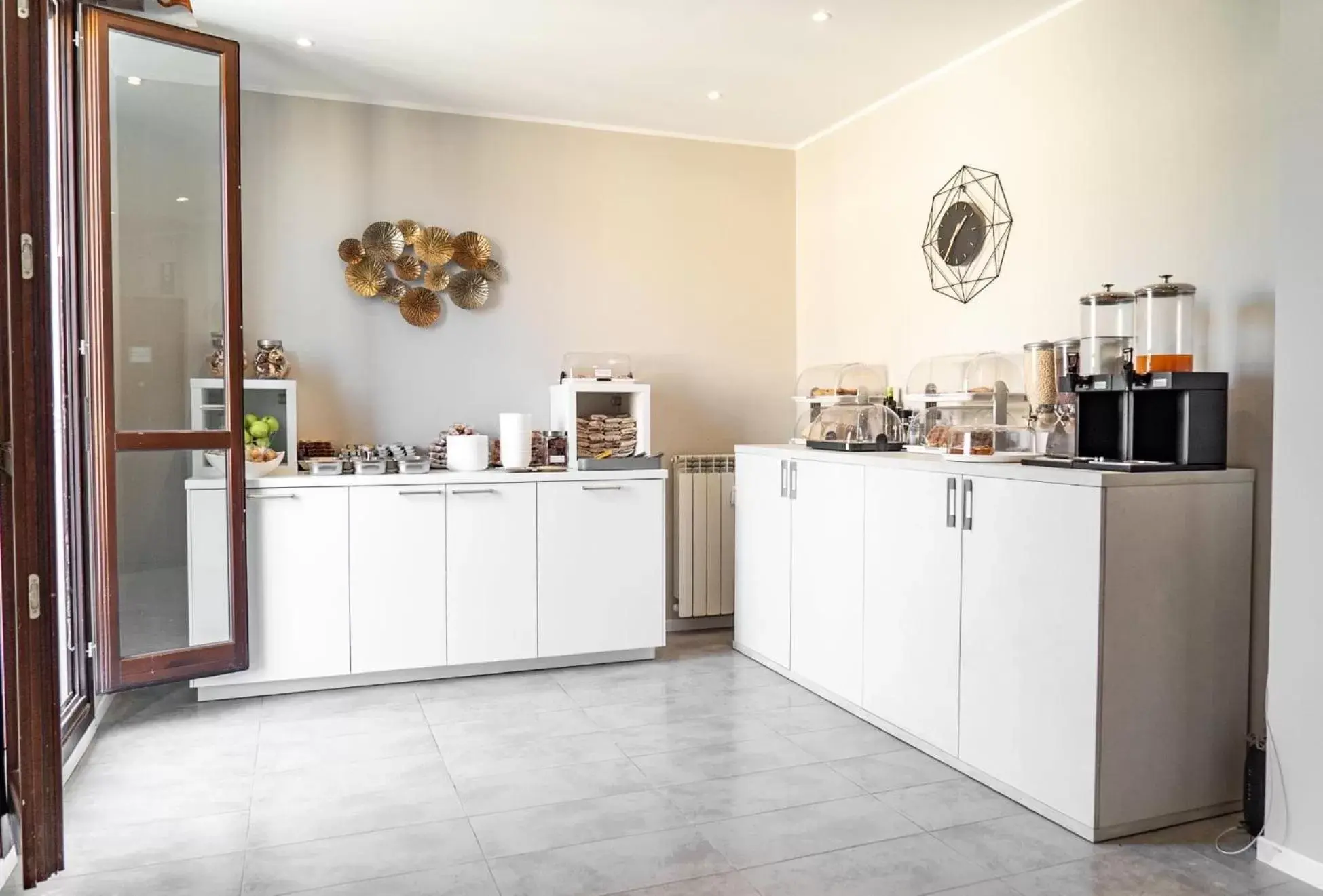 Breakfast, Kitchen/Kitchenette in Carlo Goldoni Hotel