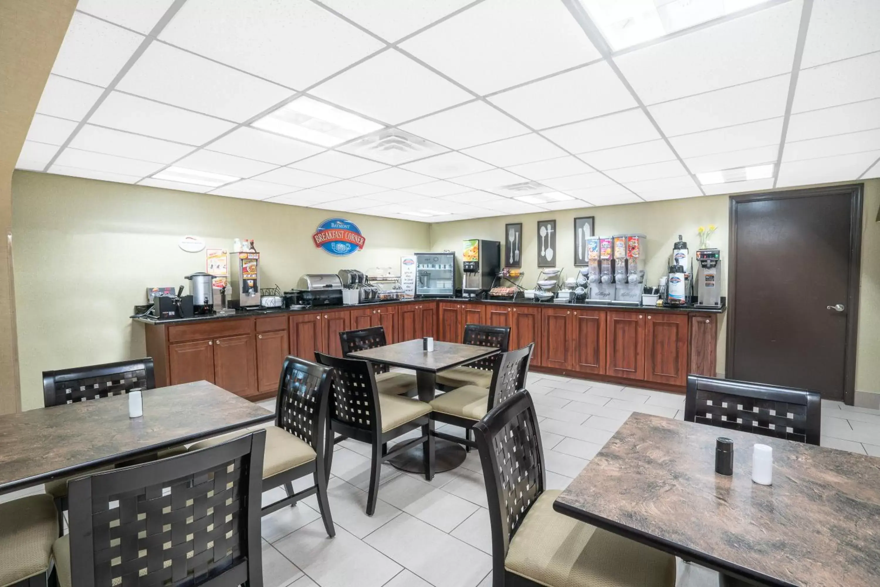 Continental breakfast, Restaurant/Places to Eat in Baymont by Wyndham Knoxville I-75