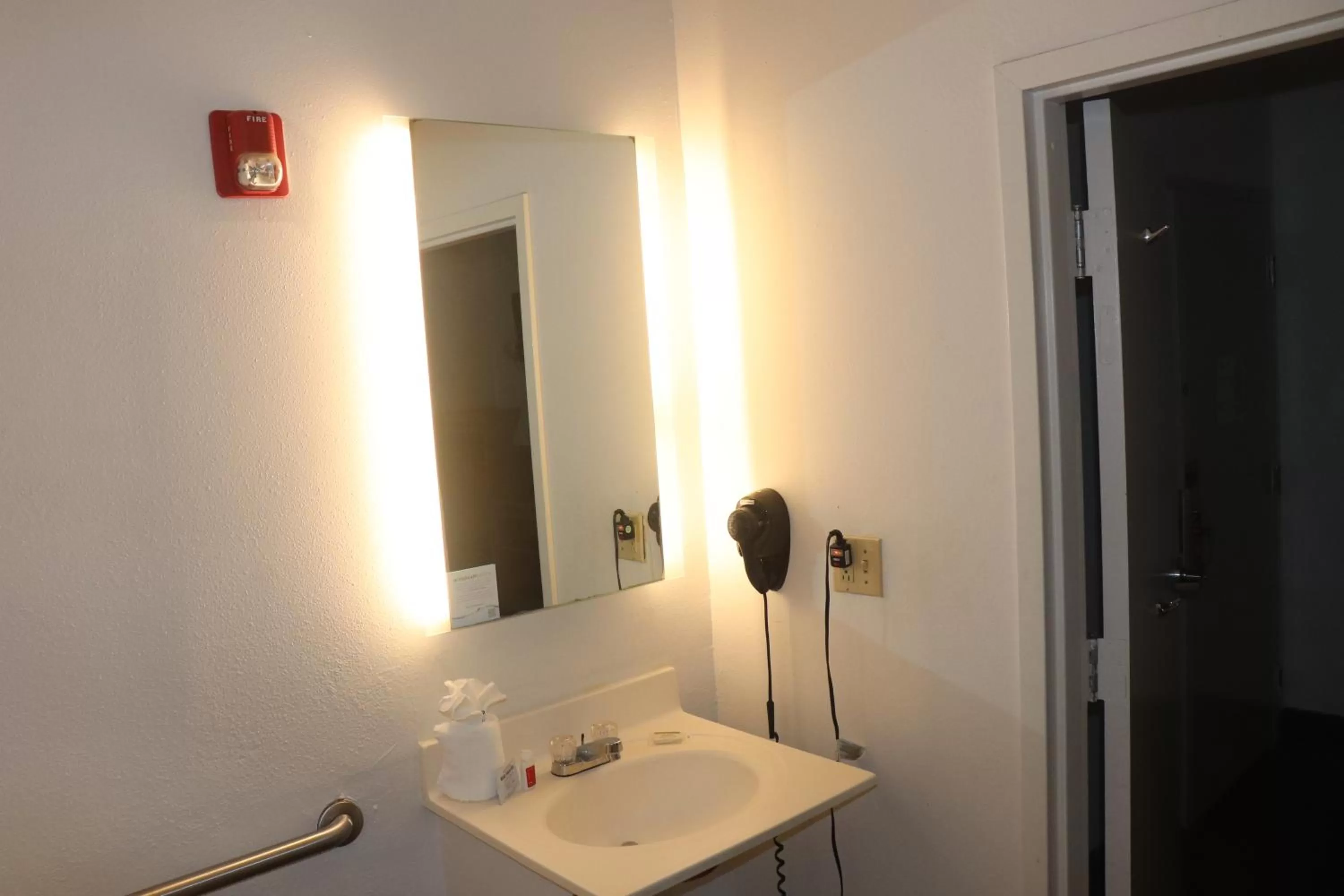 Bathroom in Howard Johnson by Wyndham Tifton GA I-75