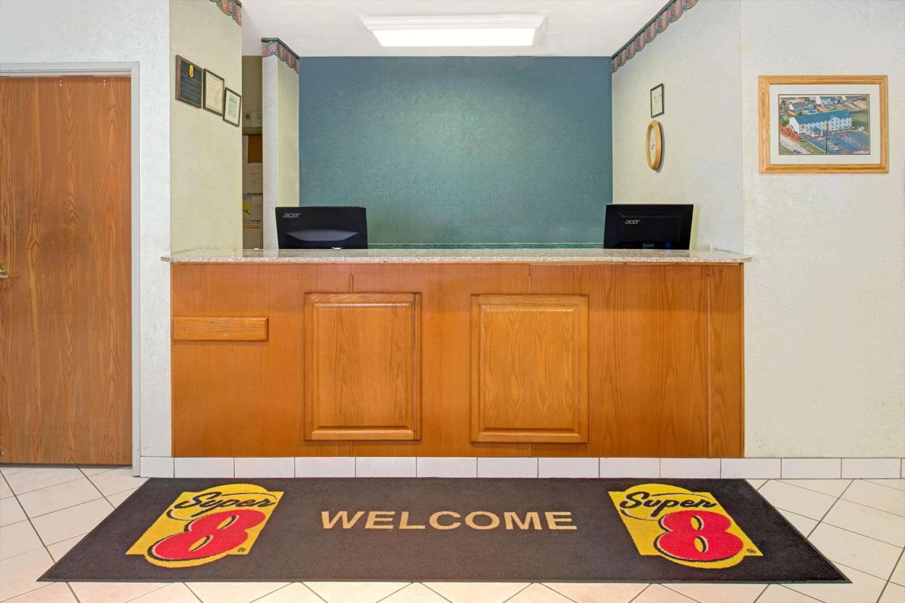 Lobby or reception in Super 8 by Wyndham Pontoon Beach IL/St. Louis MO Area