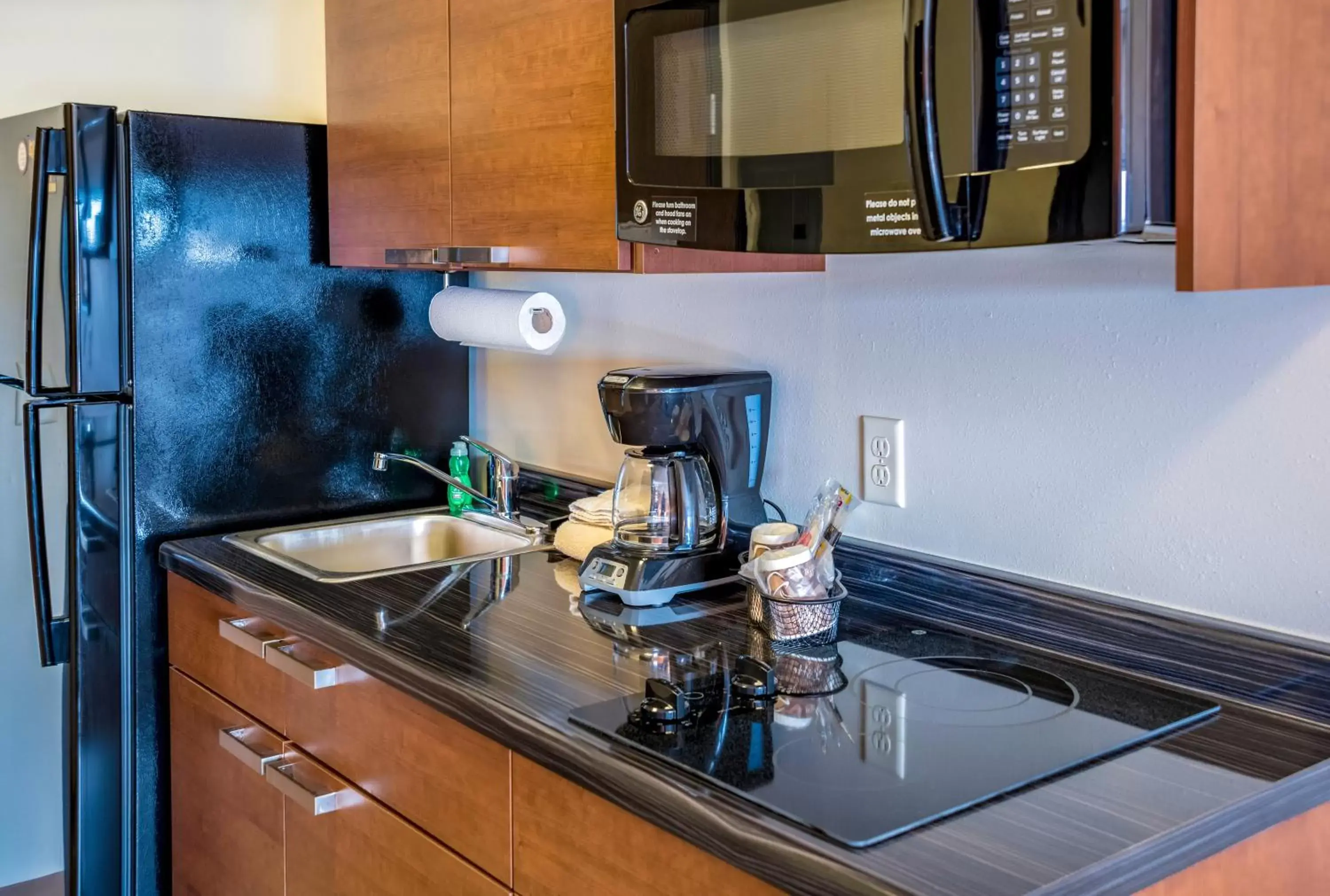 Kitchen or kitchenette, Kitchen/Kitchenette in My Place Hotel-Mount Pleasant, WI