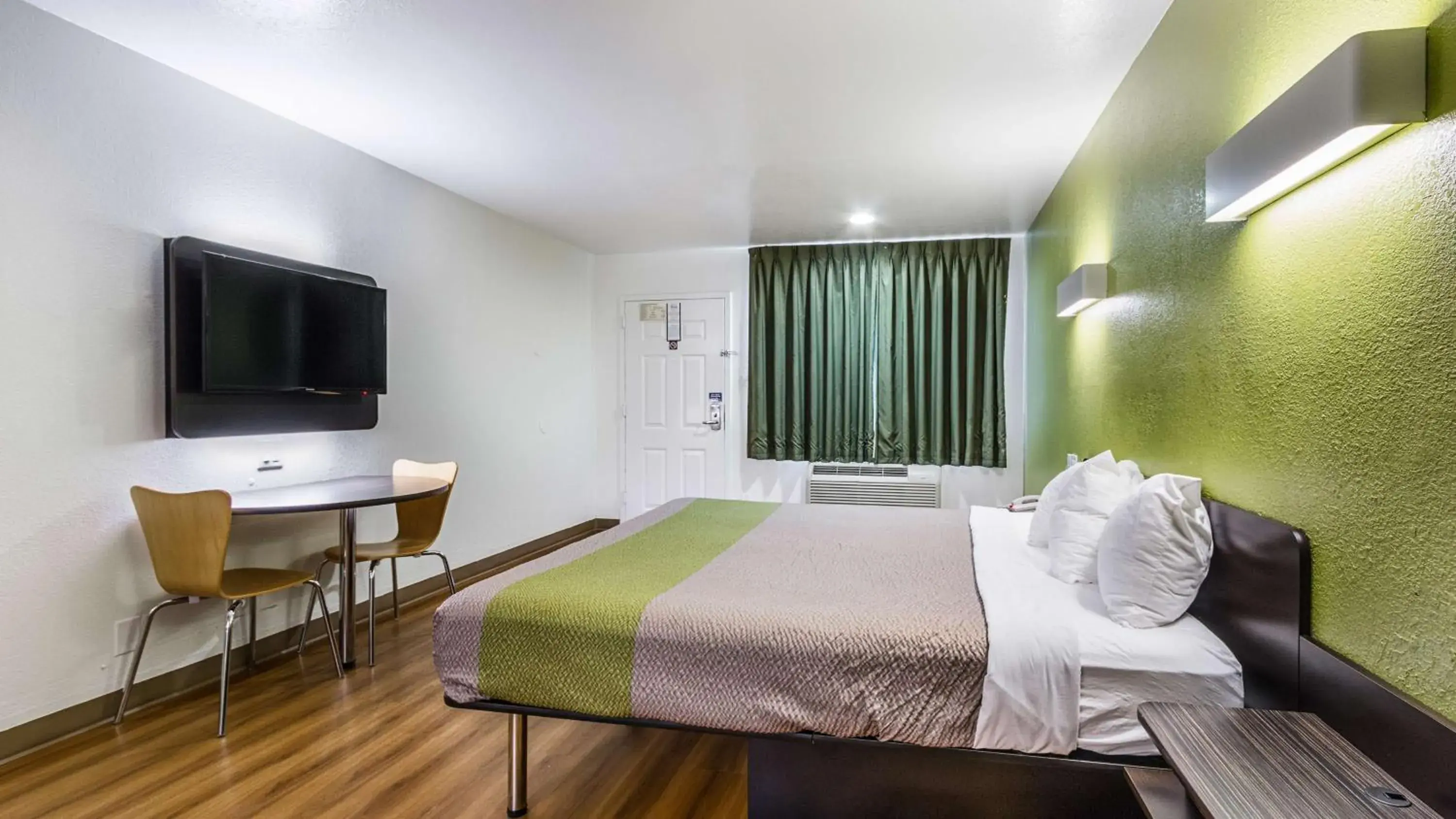 King Room - Disability Access - Non-Smoking in Motel 6-San Marcos, TX - North King Room - Disability Access - Non-Smoking in Motel 6-San Marcos, TX - North