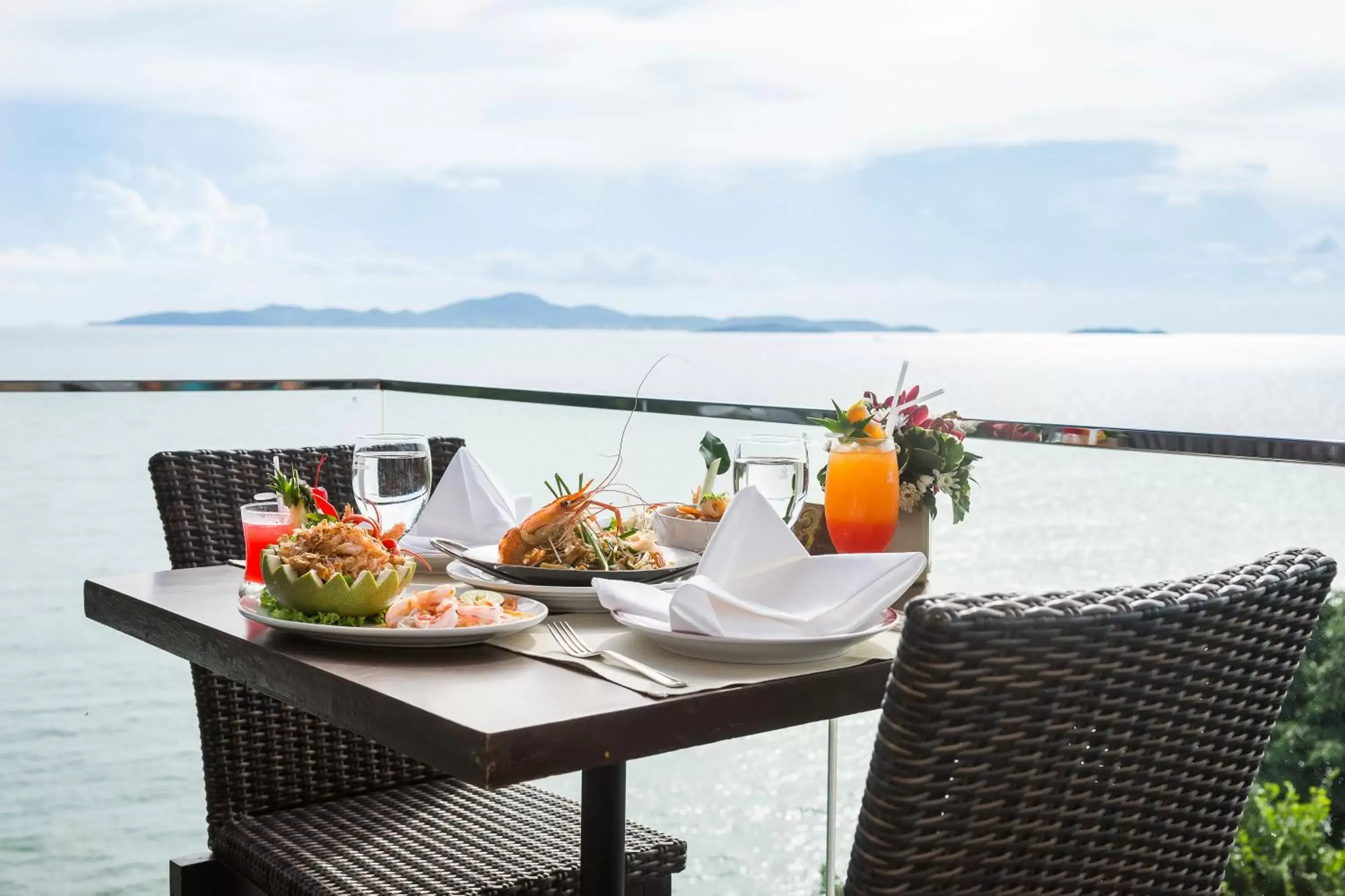 Food, Balcony/Terrace in Royal Cliff Beach Hotel Pattaya