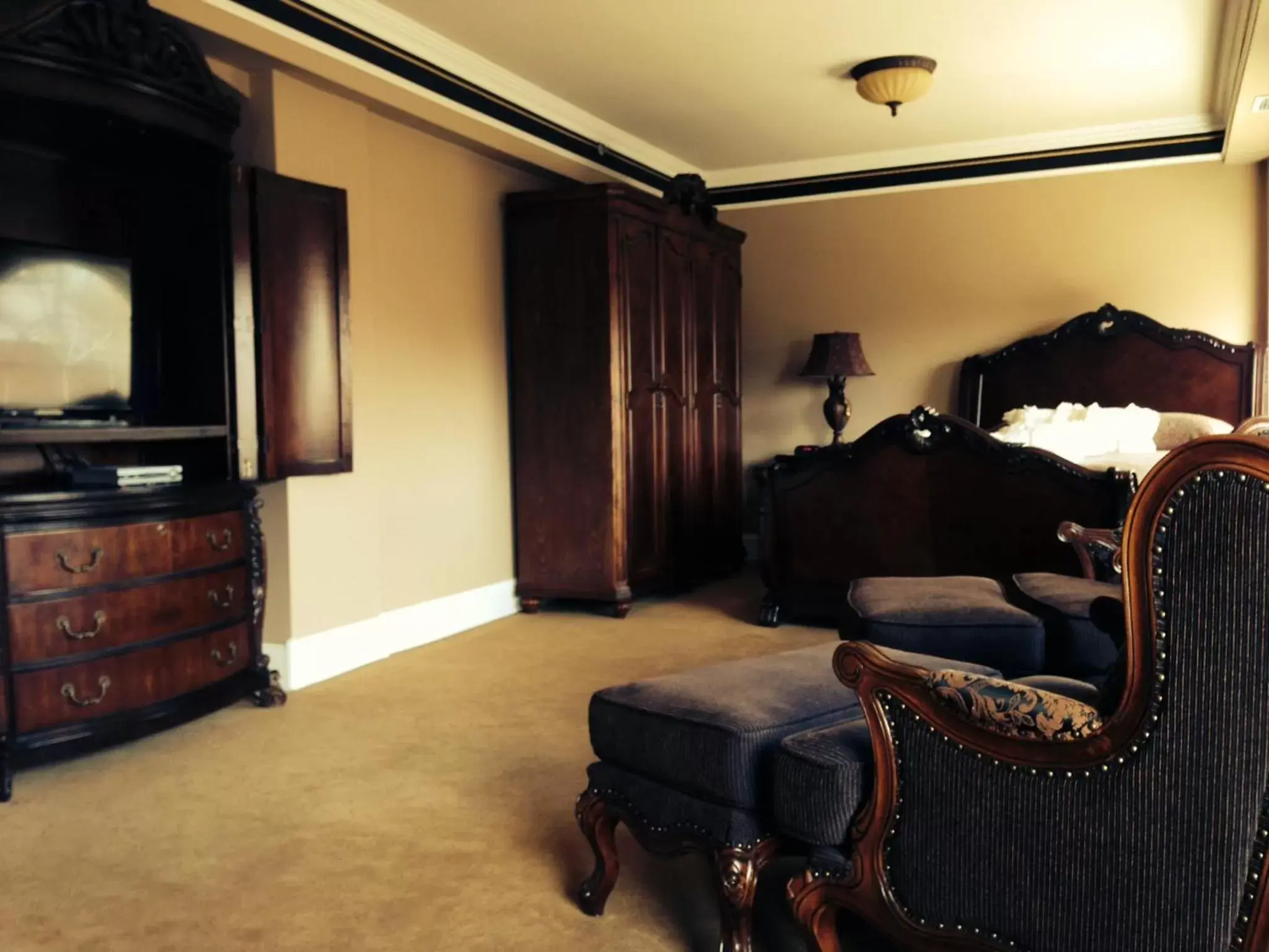 Bedroom, Seating Area in Grant Hall Hotel