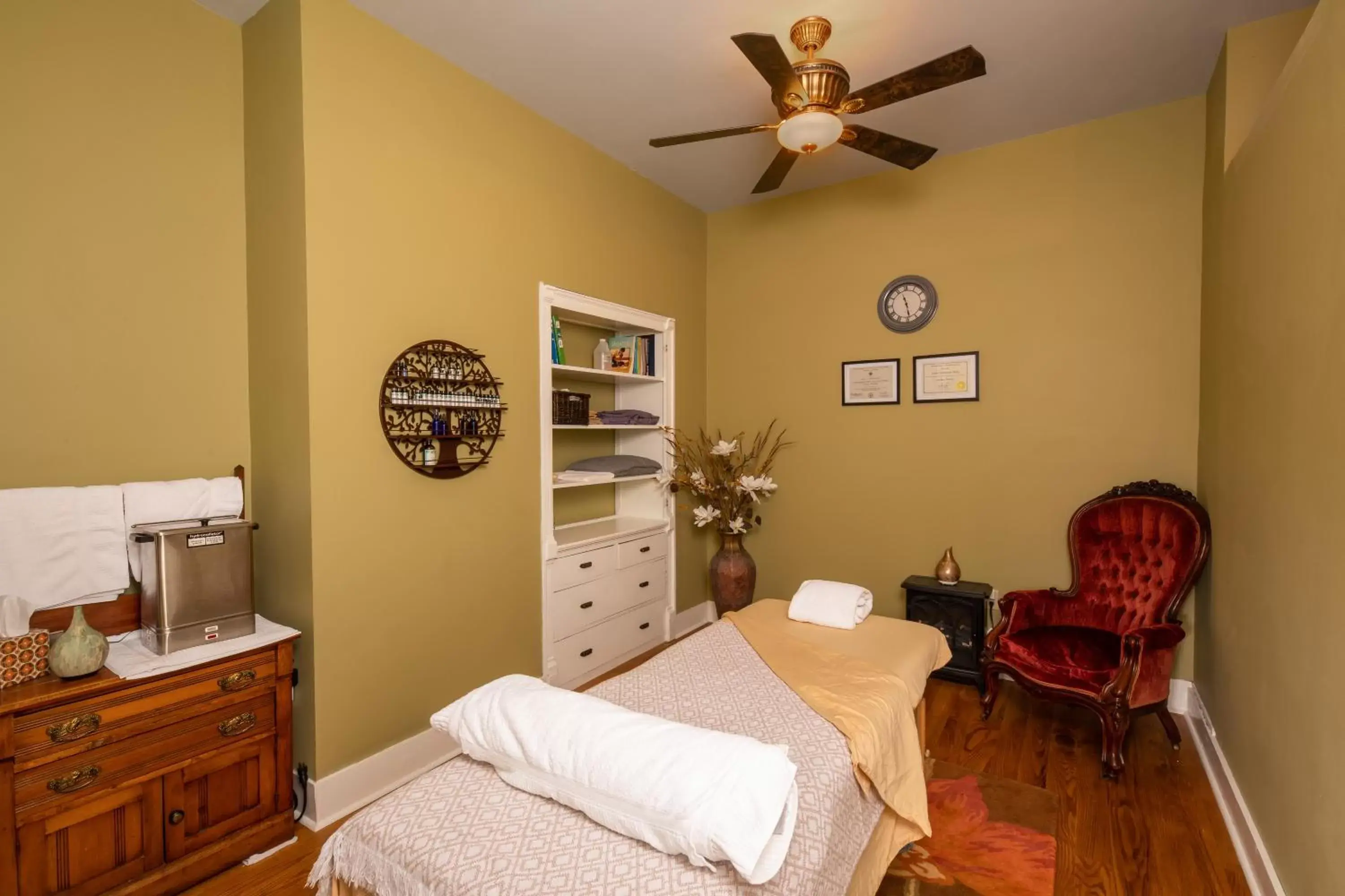 Massage, Seating Area in Rosemont Inn
