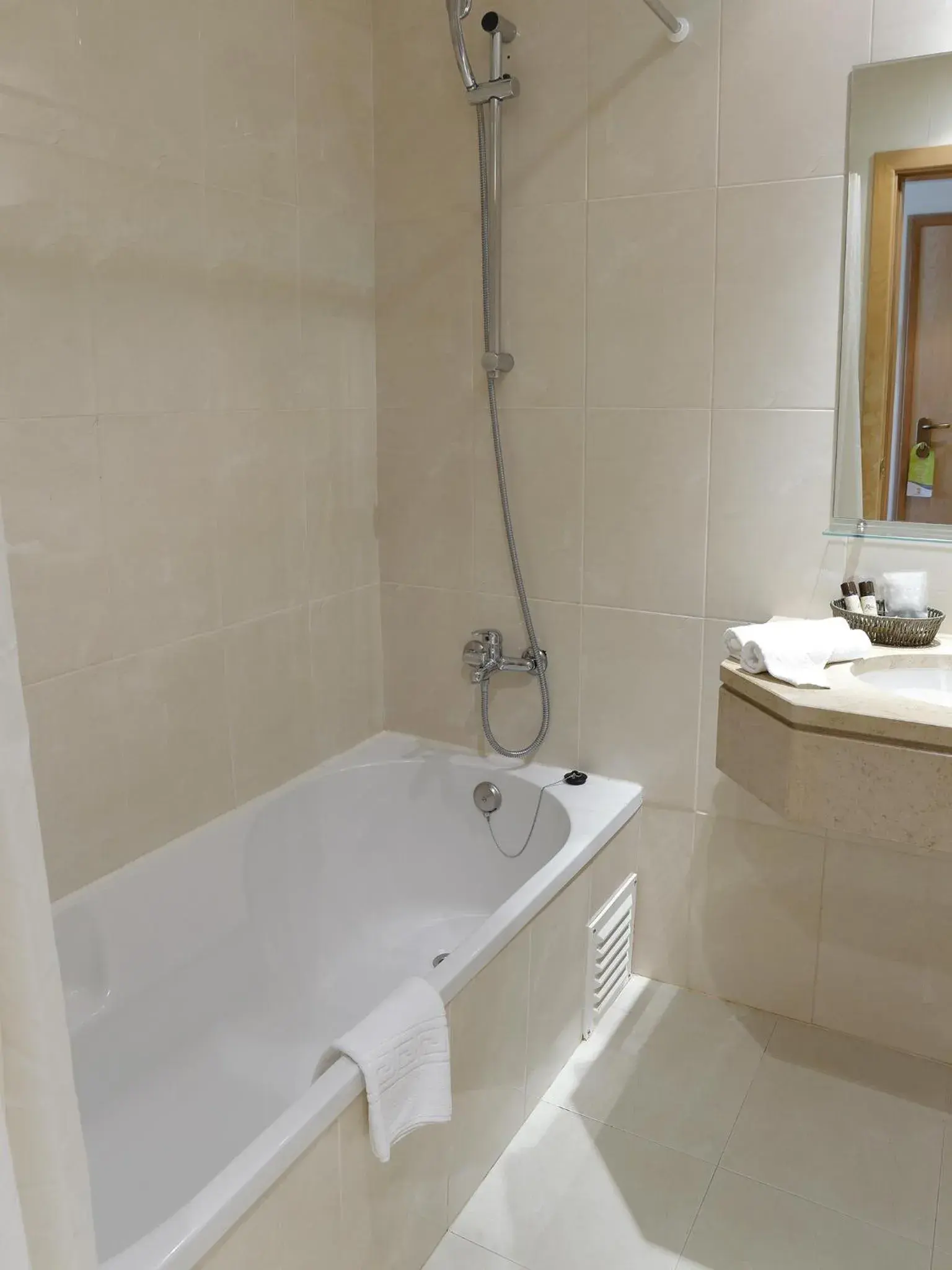 Shower, Bathroom in Cova da Iria Hotel