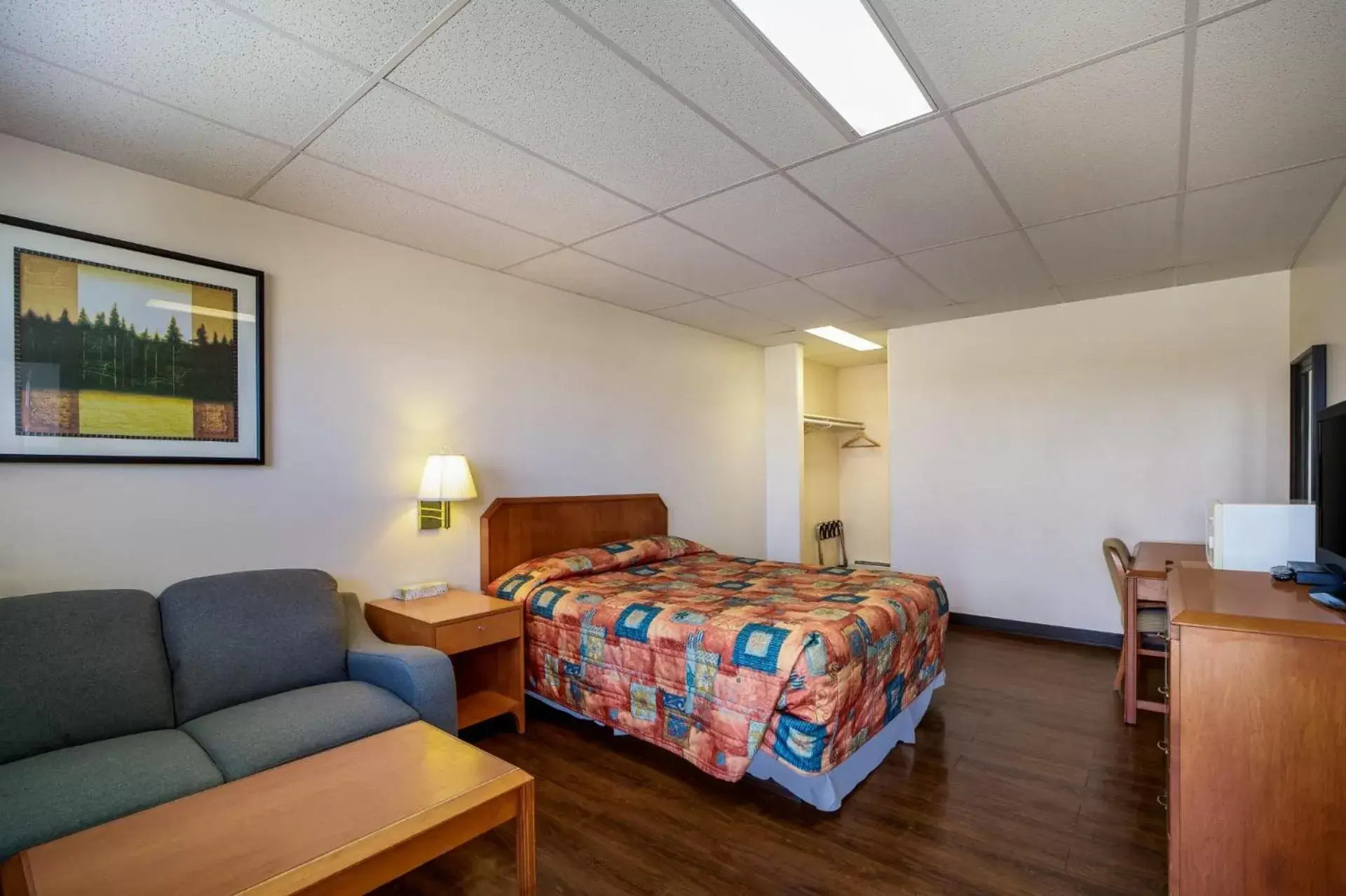 TV and multimedia, Bed in Canadas Best Value Inn Fort St John